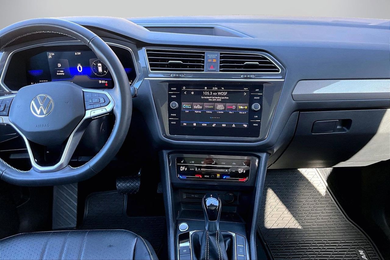 Used 2022 Volkswagen Tiguan SE w/ Panoramic Sunroof Package image 12