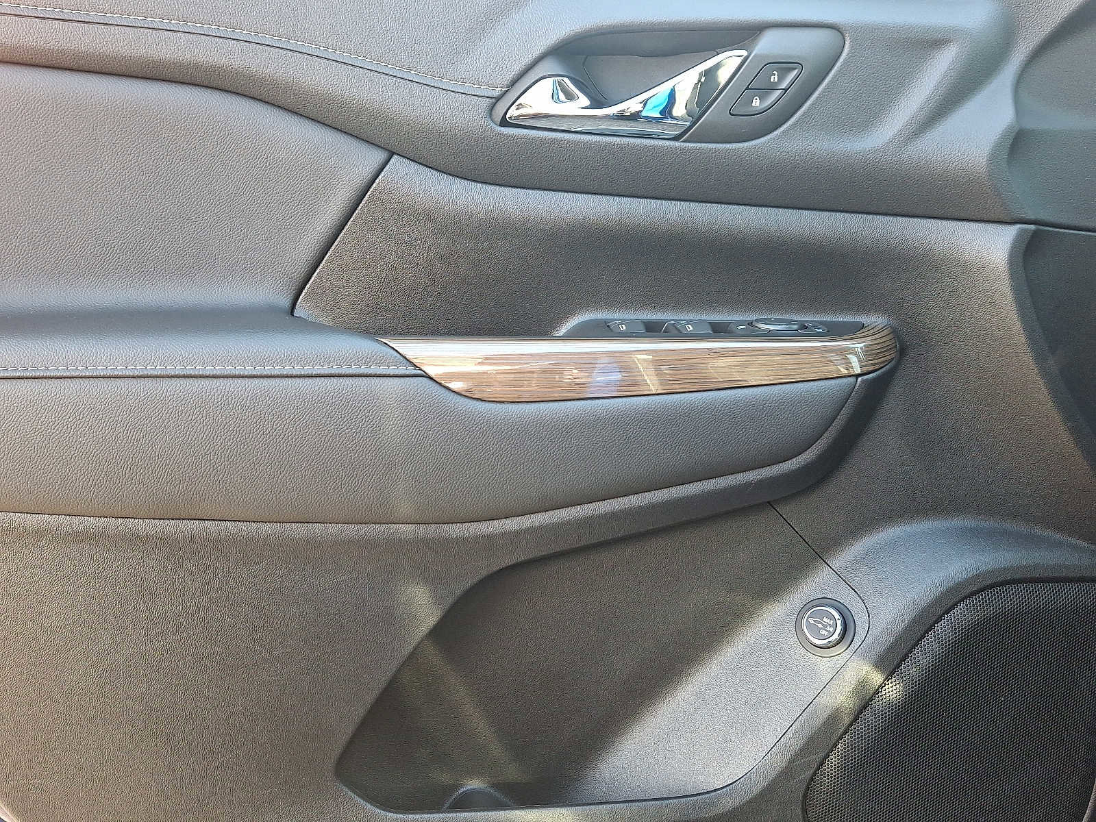 Certified 2023 GMC Acadia SLE w/ Driver Convenience Package image 16