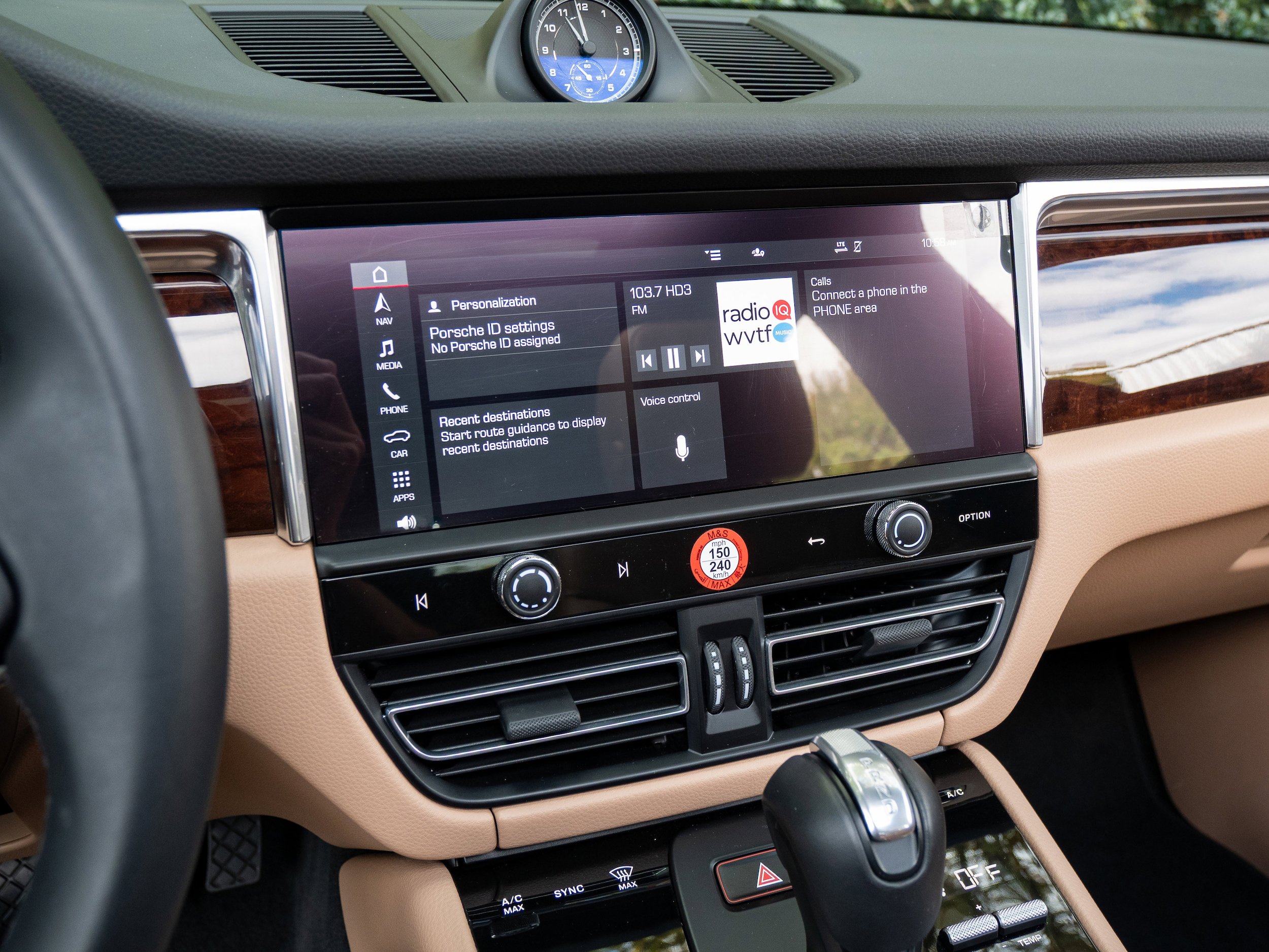 Certified 2025 Porsche Macan AWD/4WD image 24