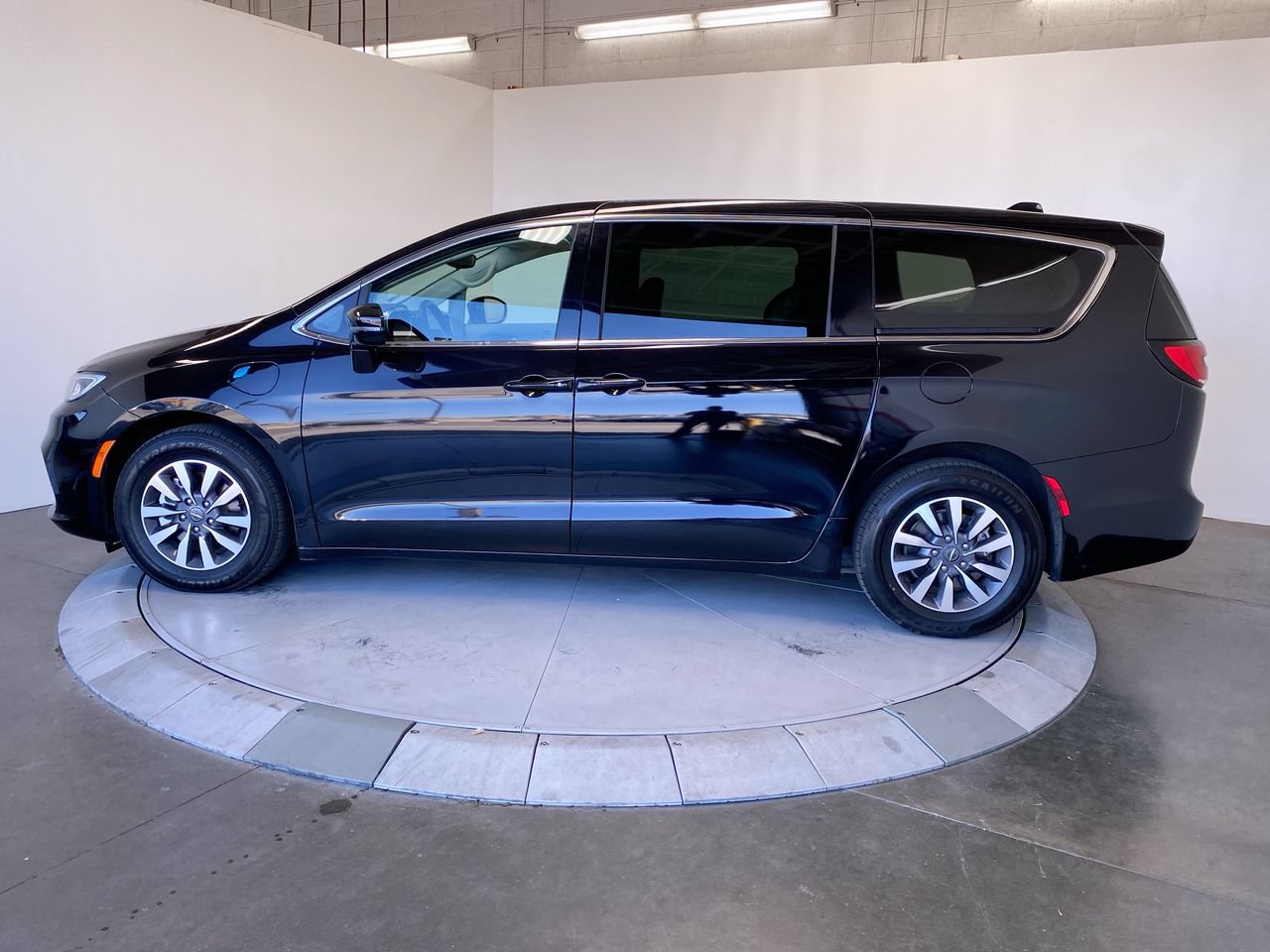Used 2024 Chrysler Pacifica Limited FWD image 2