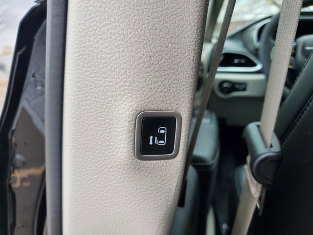 Certified 2024 Chrysler Pacifica Touring-L image 28
