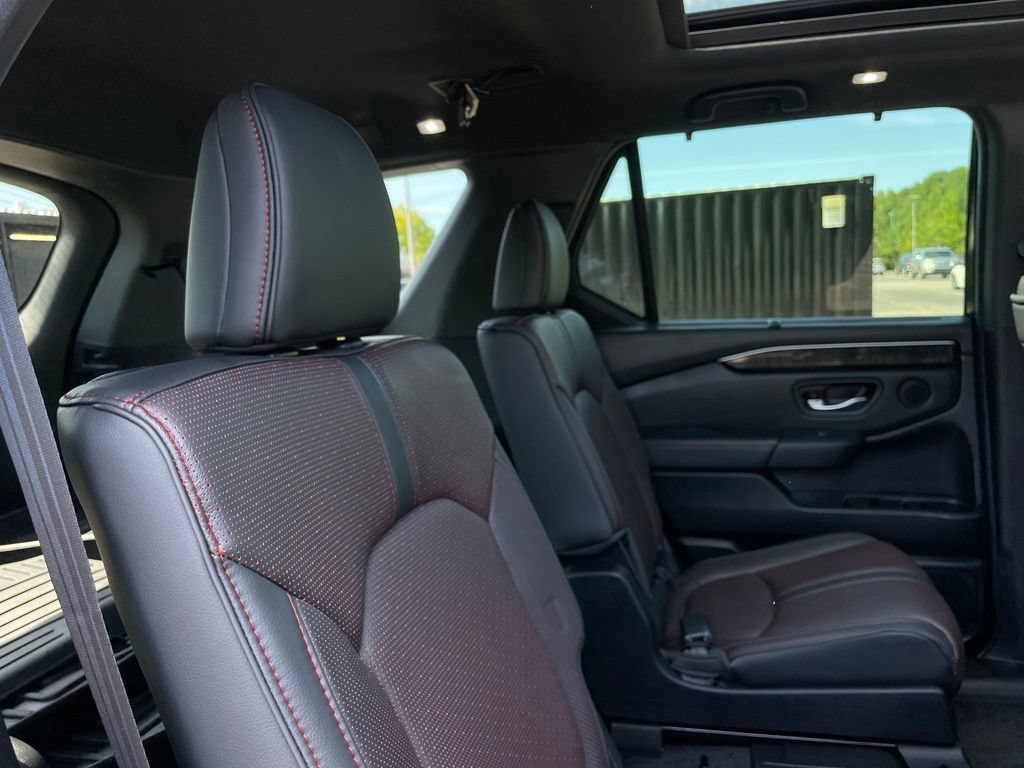 Certified 2025 Honda Pilot Black Edition image 37
