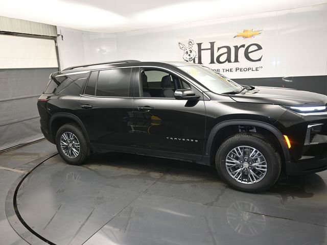 Used 2025 Chevrolet Traverse LT image 1