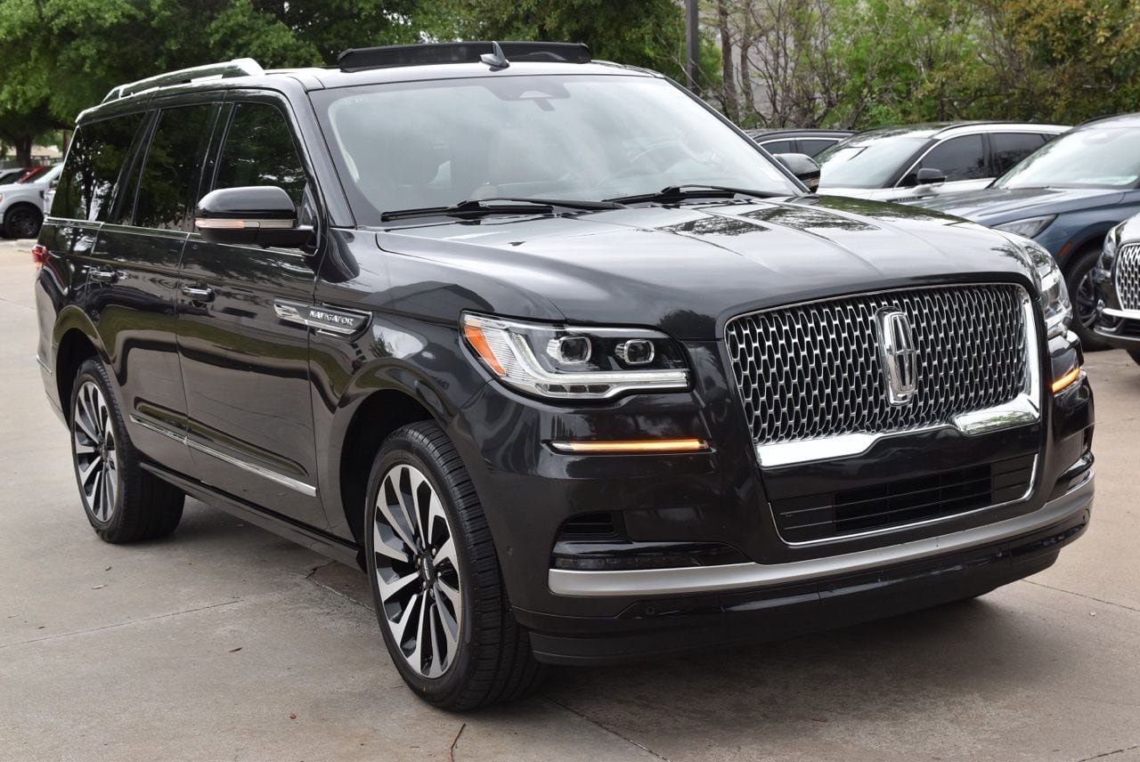 Used 2024 Lincoln Navigator Reserve AWD/4WD image 2