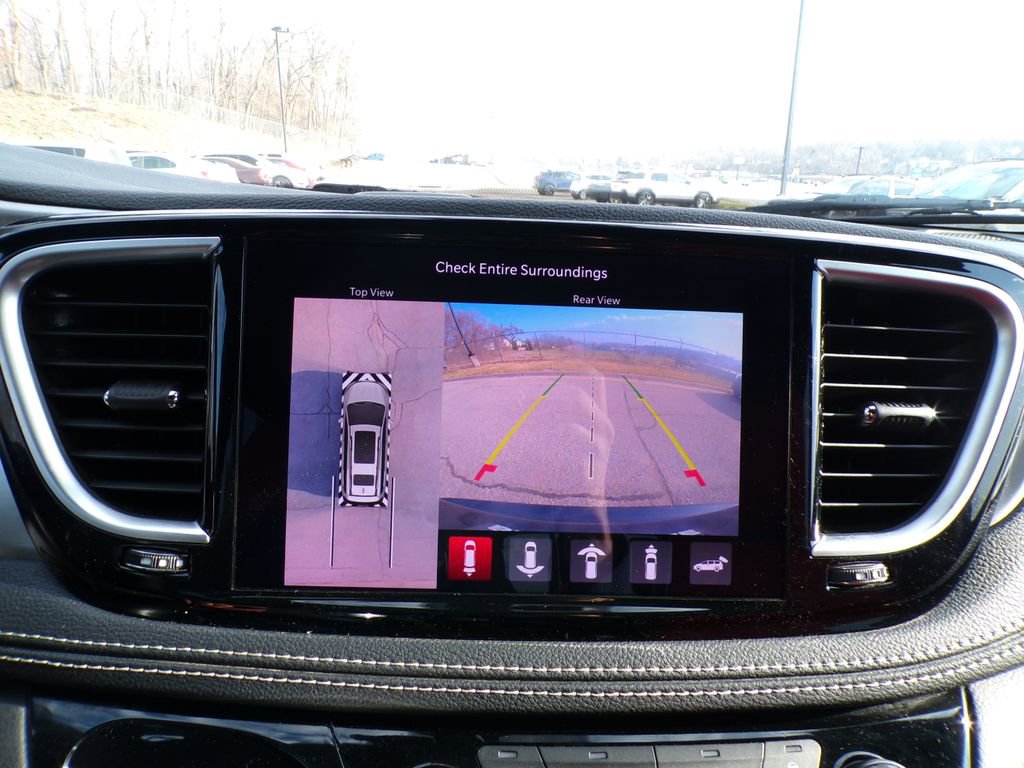 Used 2021 Chrysler Pacifica Limited w/ Uconnect Theater Family Group FWD image 29
