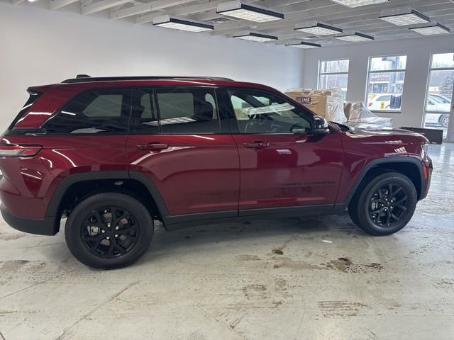 Used 2025 Jeep Grand Cherokee Altitude w/ Trailer Tow Package image 14