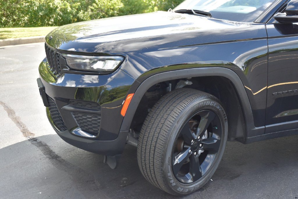 Used 2023 Jeep Grand Cherokee Altitude AWD/4WD image 10