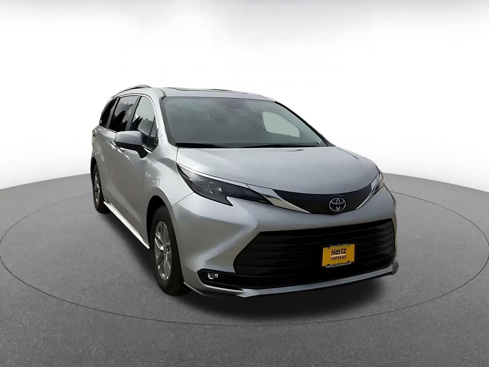Used 2025 Toyota Sienna XLE FWD image 3