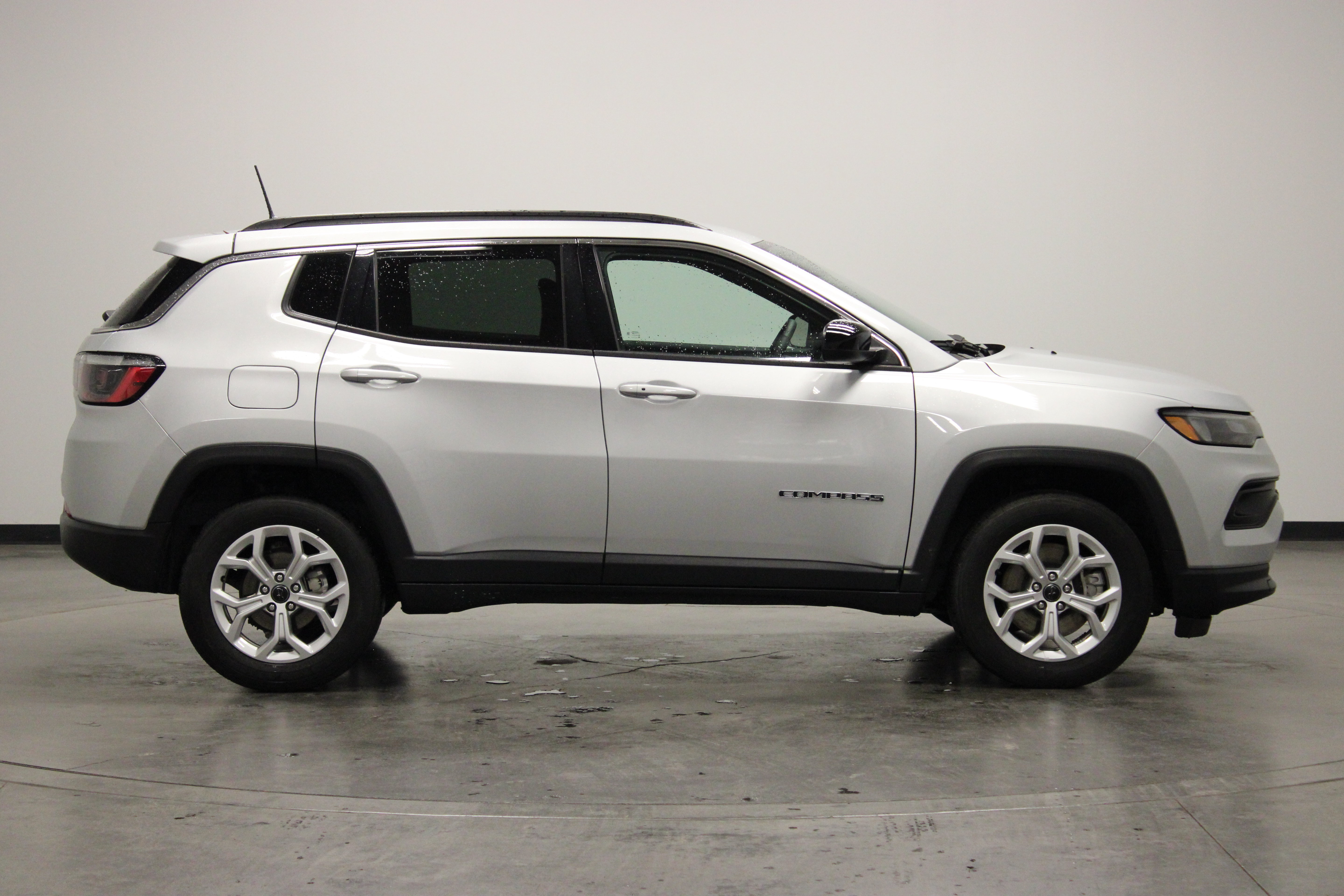 Used 2025 Jeep Compass Latitude AWD/4WD image 9