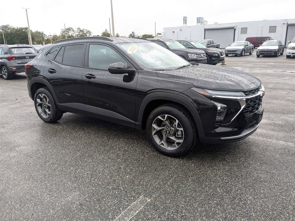 Used 2025 Chevrolet Trax LT w/ LT Convenience Package image 2