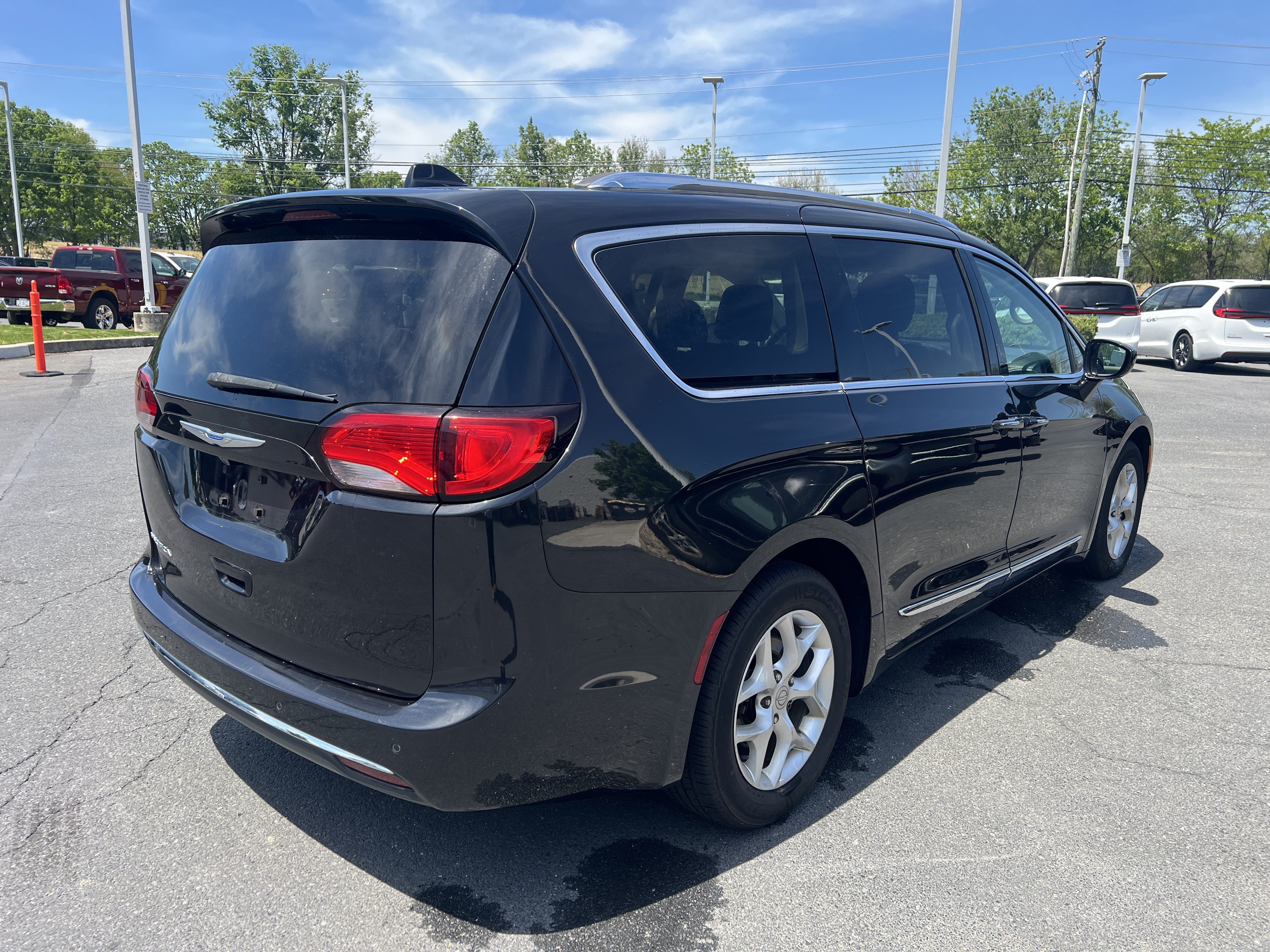 Used 2018 Chrysler Pacifica Touring-L Plus w/ Tire & Wheel Group FWD image 6