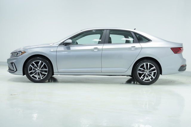 New 2025 Volkswagen Jetta SE image 4
