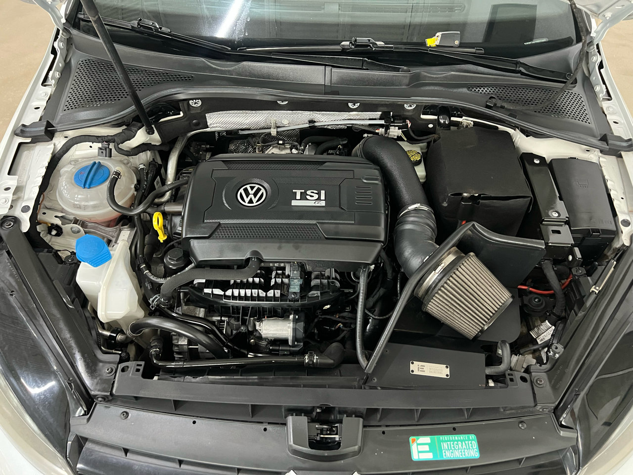 Used 2017 Volkswagen Golf R 4-Door image 29