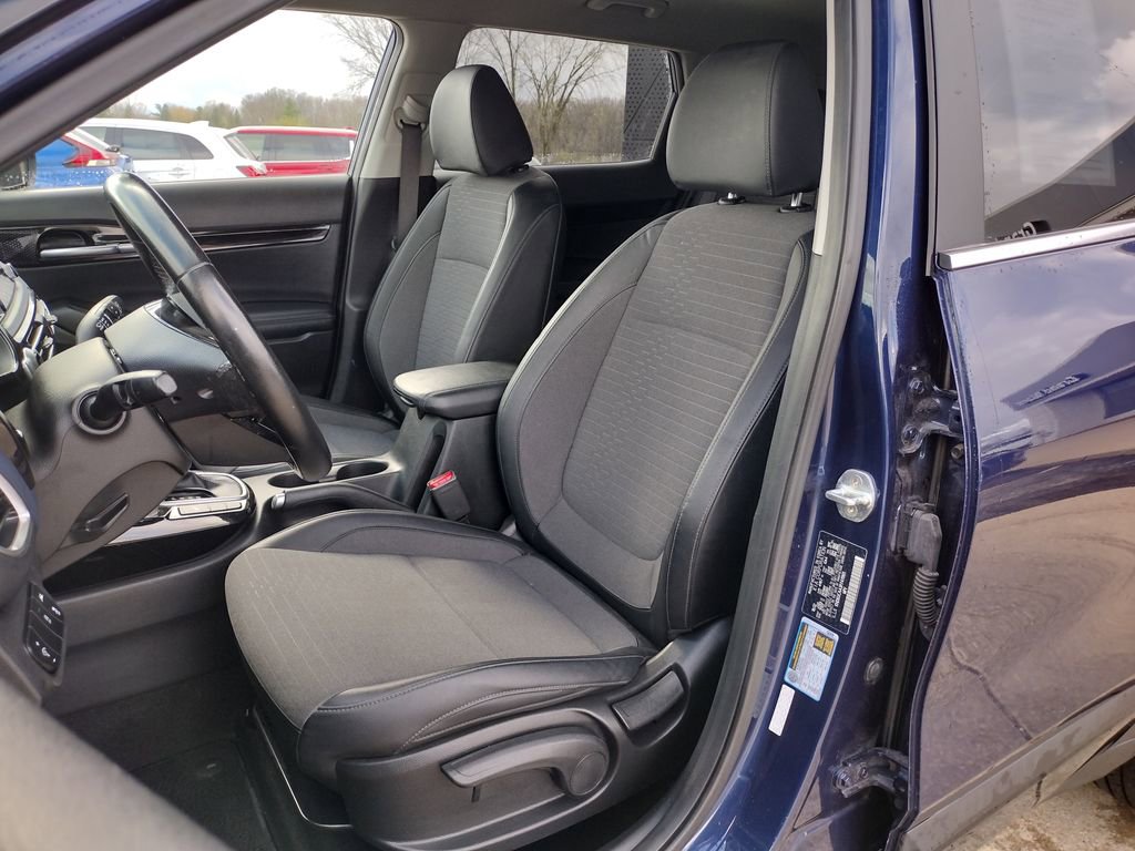 Used 2023 Kia Seltos S w/ Navigation Package AWD/4WD image 2