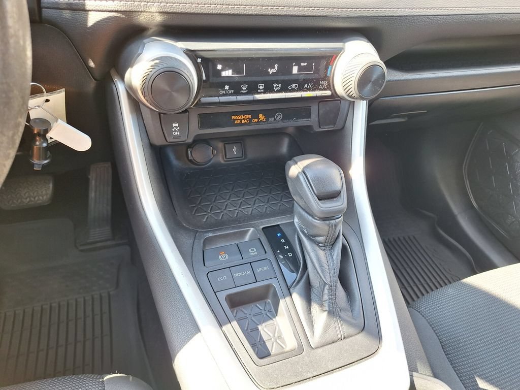Used 2021 Toyota RAV4 LE FWD image 13