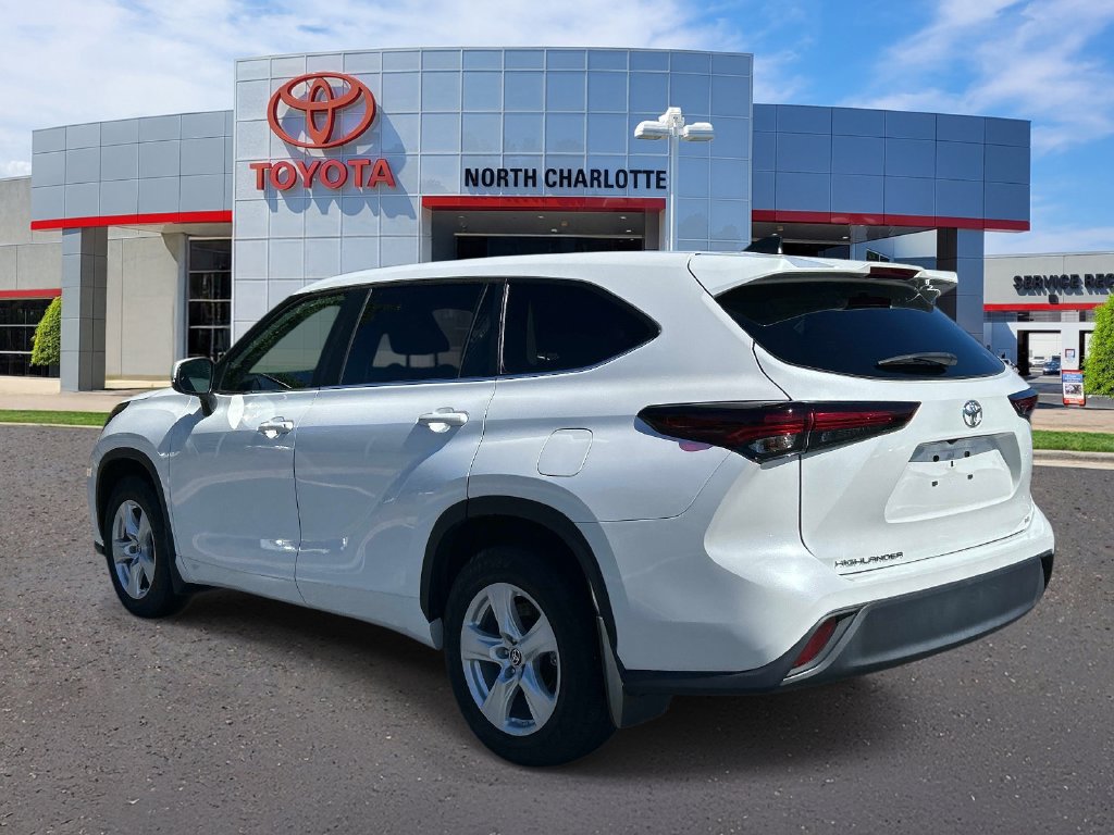 Used 2024 Toyota Highlander LE FWD image 5