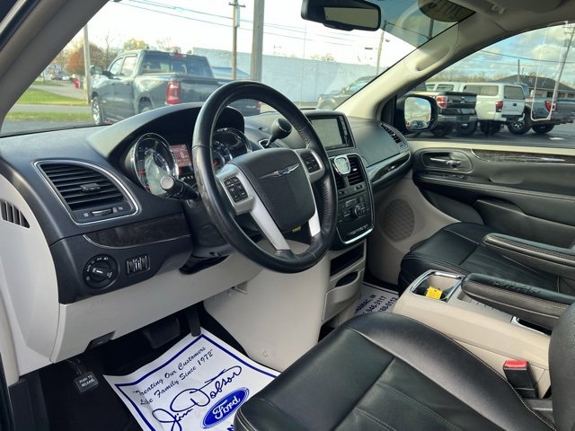 Used 2016 Chrysler Town & Country Touring image 4