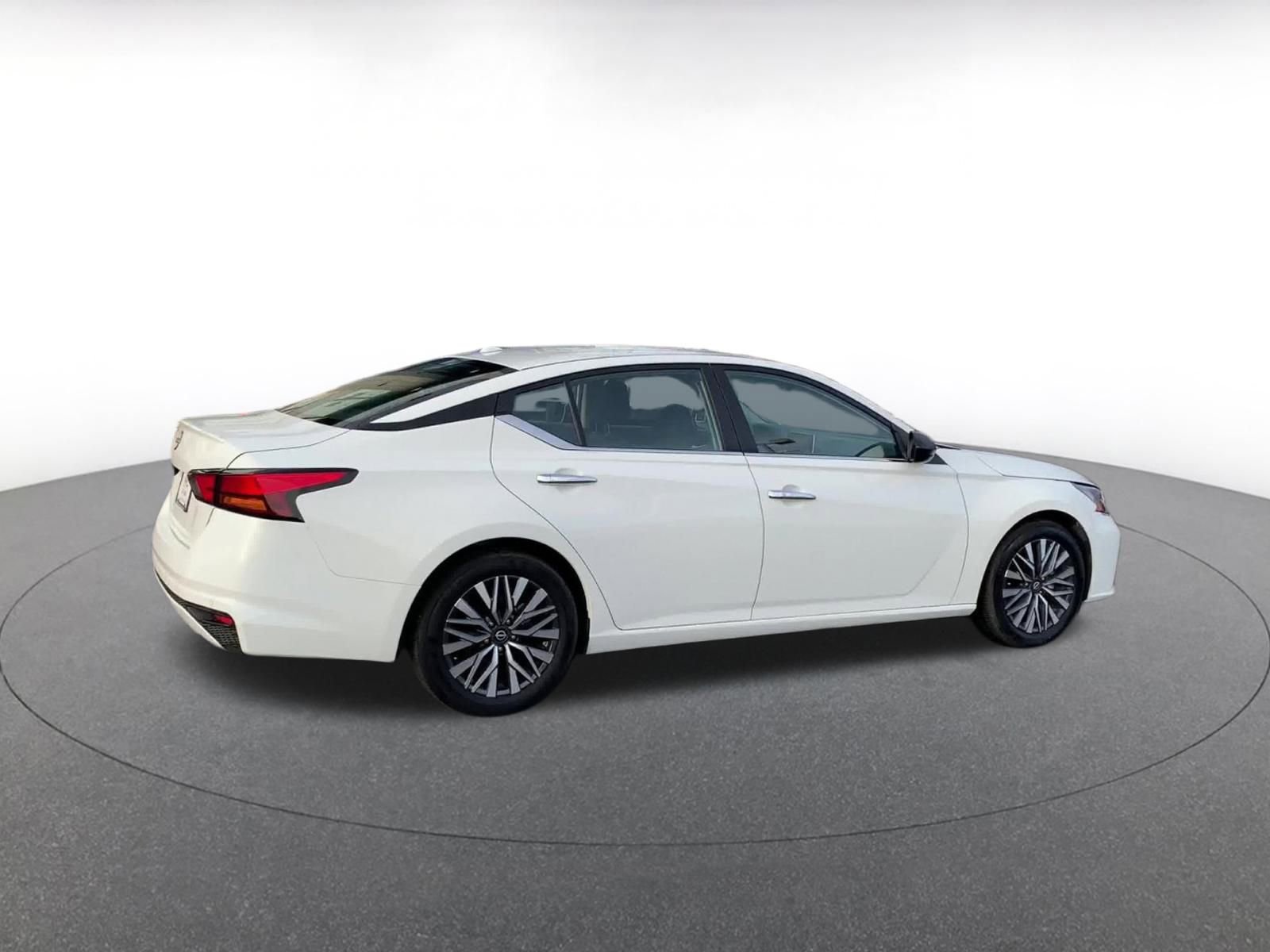 Used 2025 Nissan Altima 2.5 SV image 15