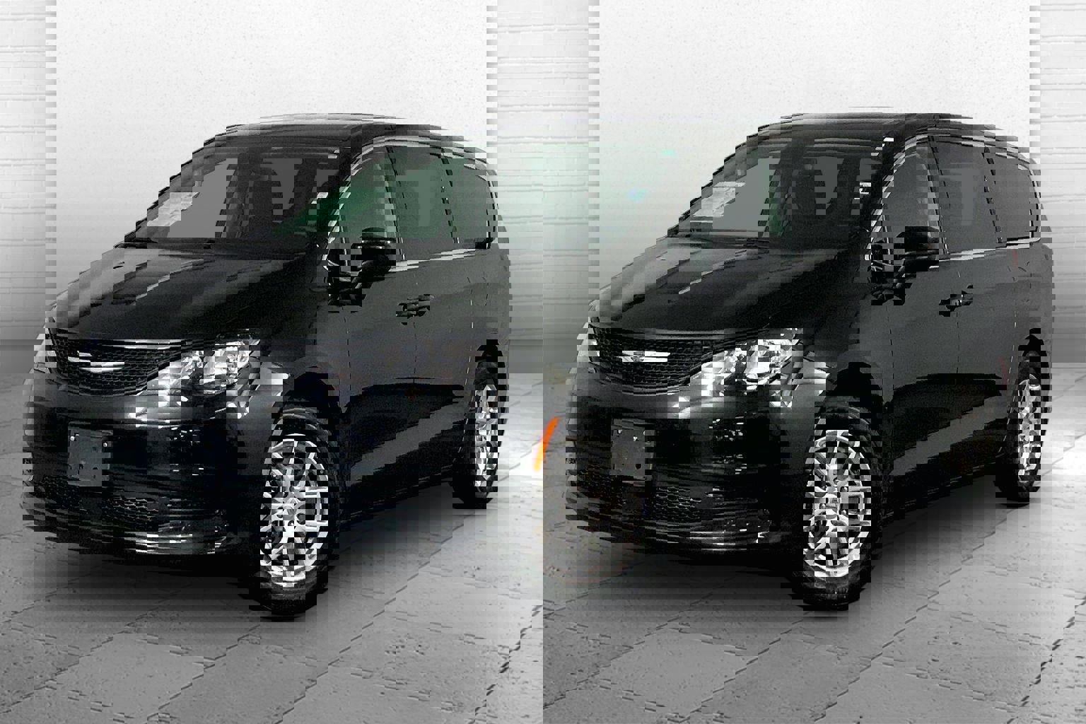 Used 2023 Chrysler Voyager LX image 12