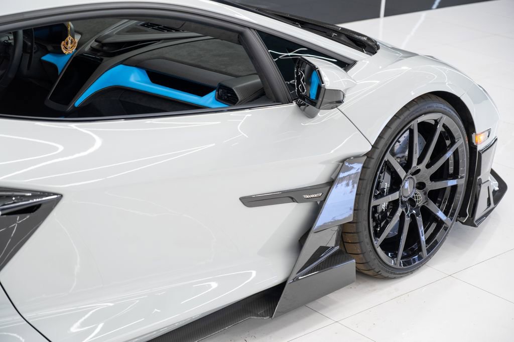 Used 2025 Lamborghini Revuelto image 14