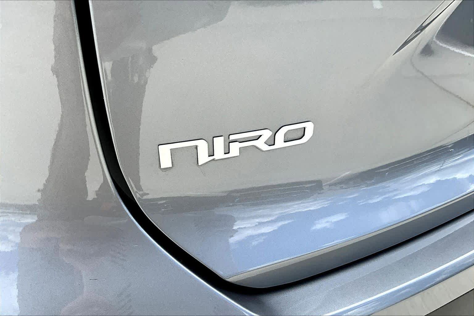 Used 2025 Kia Niro EX image 30