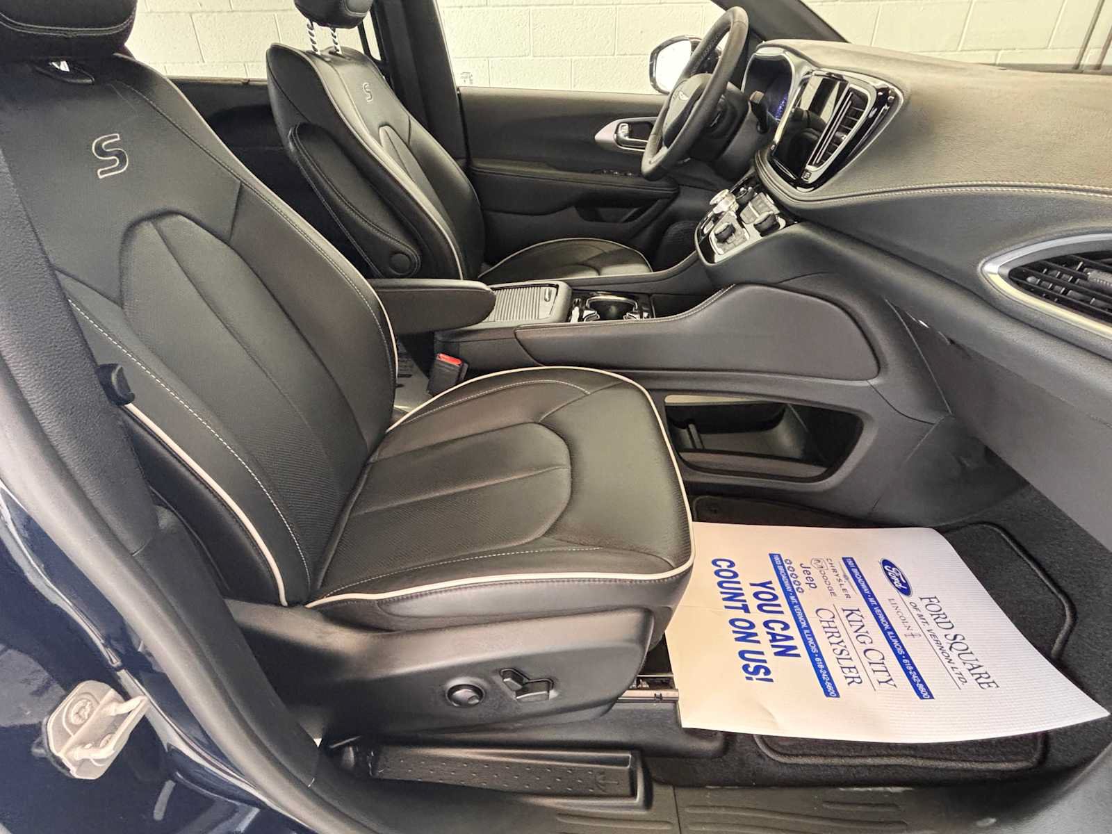 Certified 2025 Chrysler Pacifica Limited AWD/4WD image 16