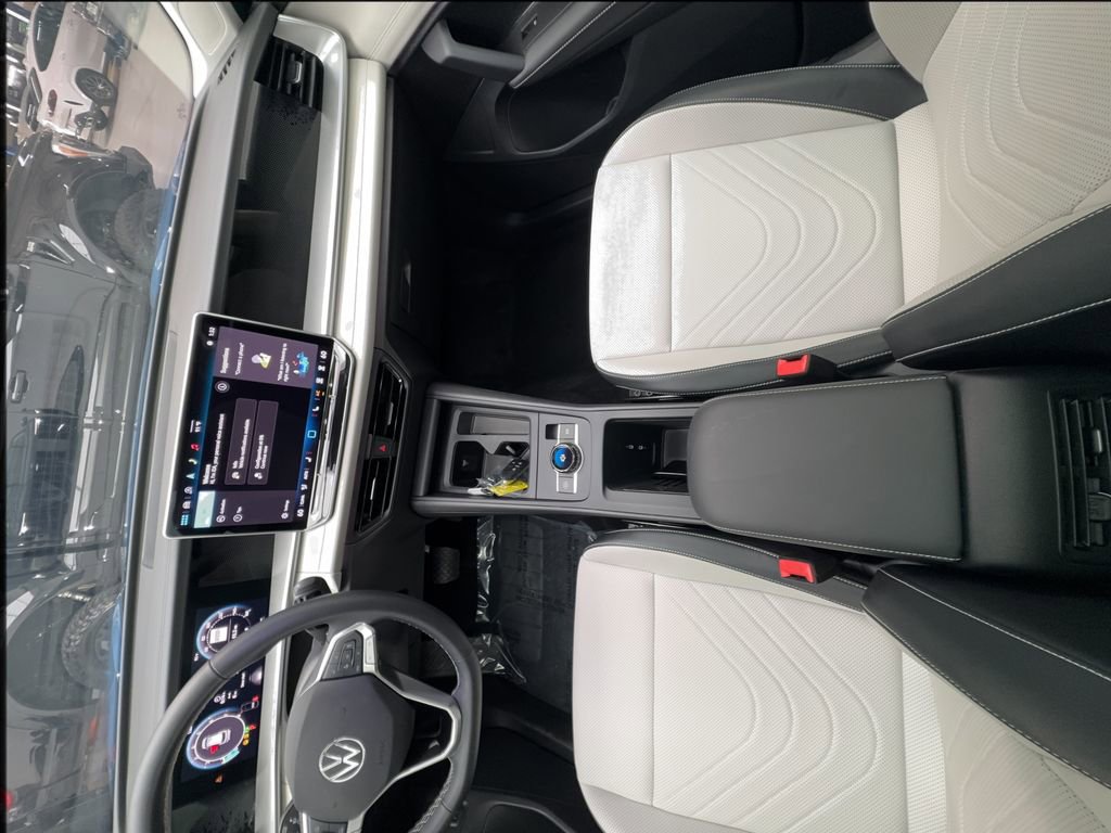 Used 2025 Volkswagen Tiguan SE w/ Panoramic Sunroof Package FWD image 37