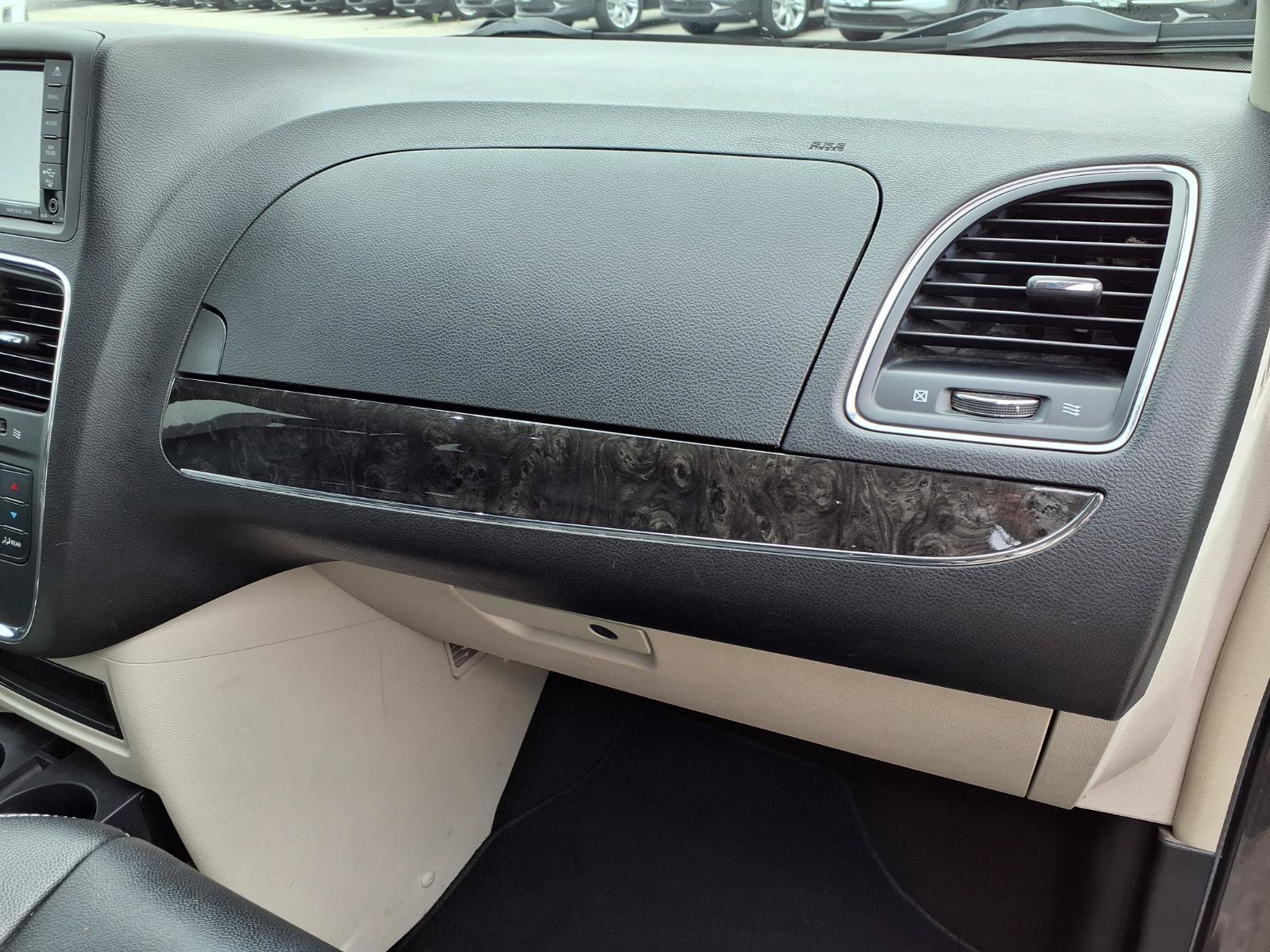 Used 2015 Chrysler Town & Country Touring-L w/ Driver Convenience Group FWD image 26