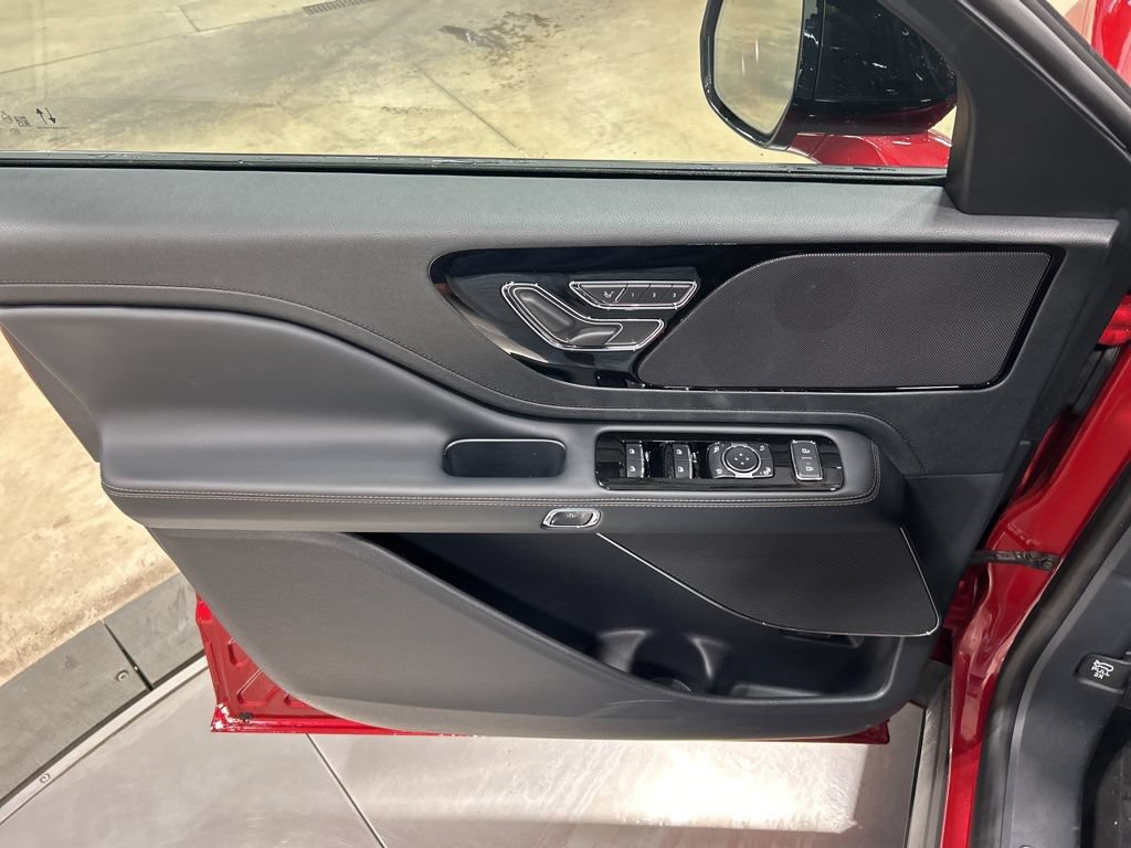 New 2026 Lincoln Aviator AWD w/ Jet Appearance Package image 13