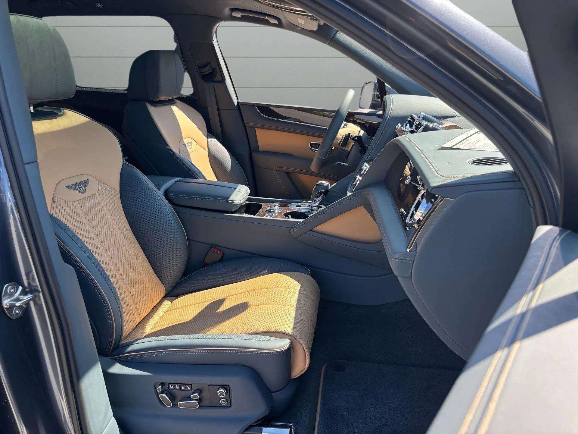 New 2025 Bentley Bentayga Extended Wheelbase image 17
