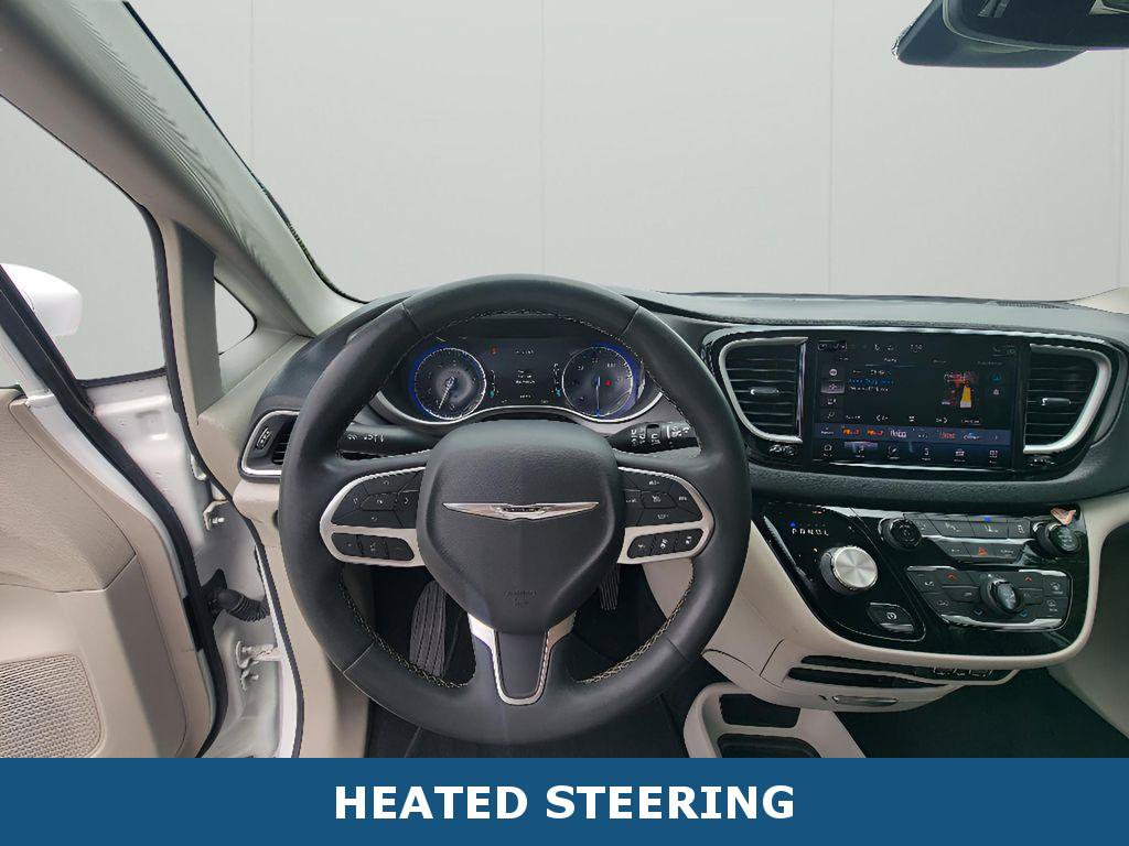Used 2022 Chrysler Pacifica Touring-L FWD image 6