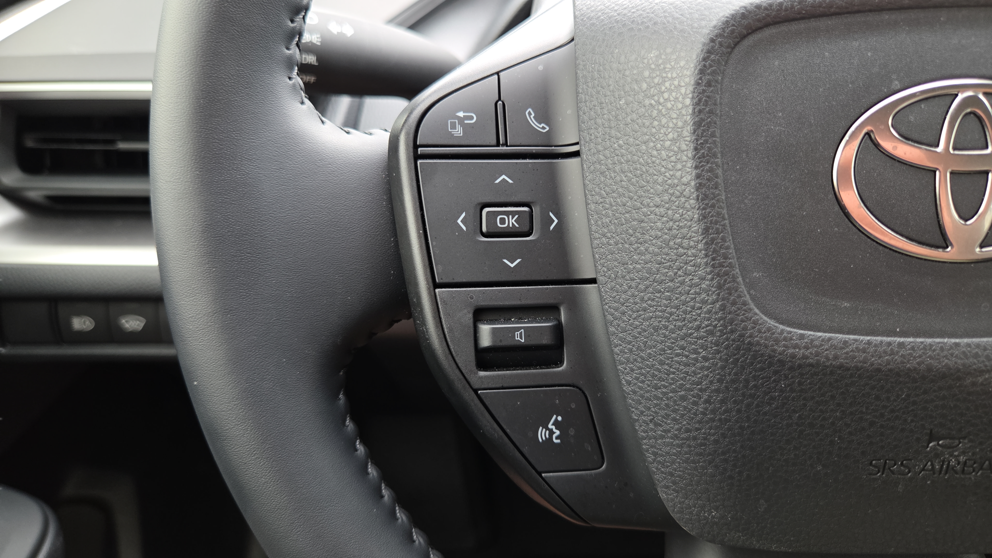 Certified 2025 Toyota Prius LE FWD image 26
