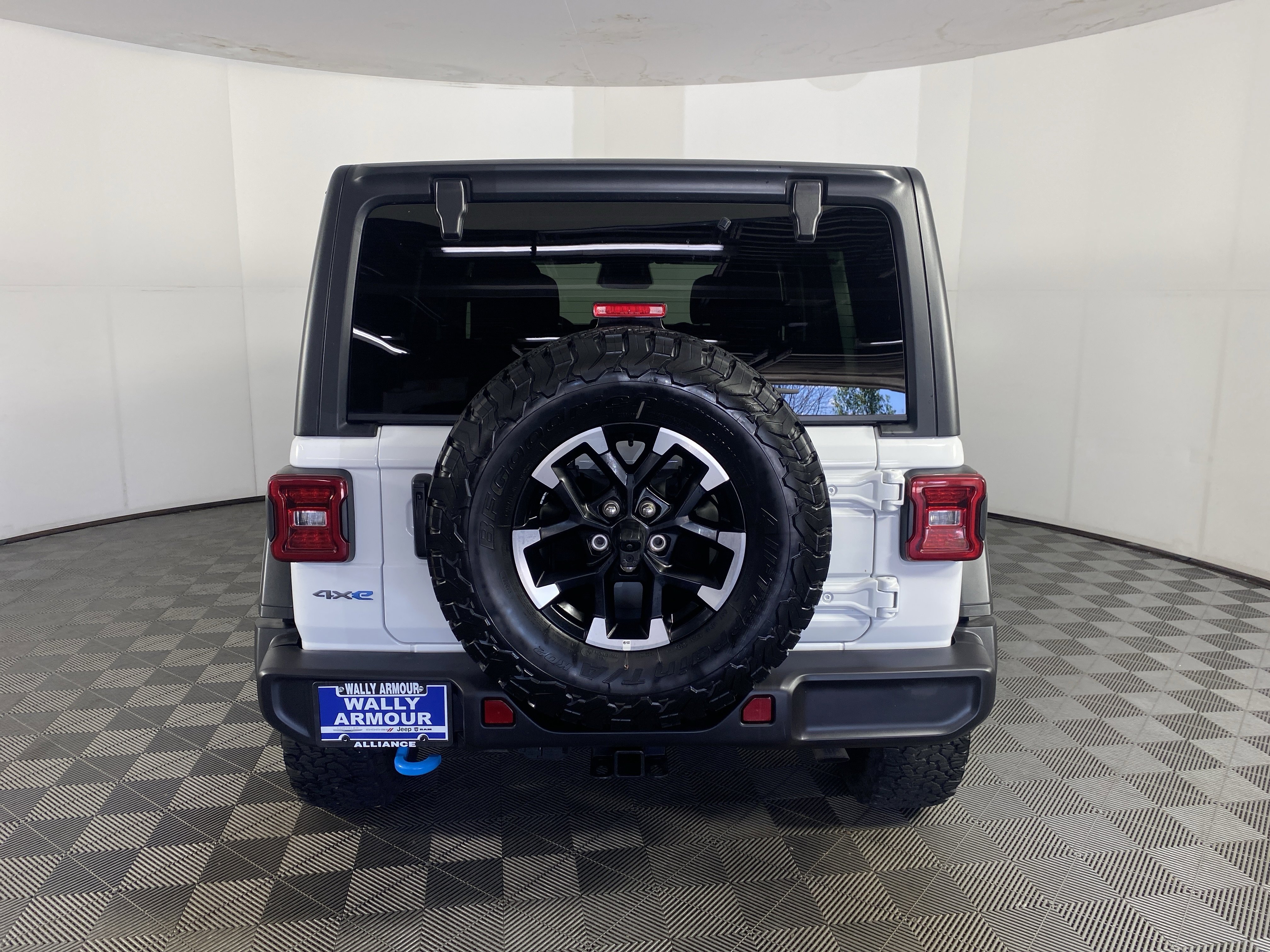 Used 2025 Jeep Wrangler Unlimited Rubicon 4xe w/ Convenience Group AWD/4WD image 8