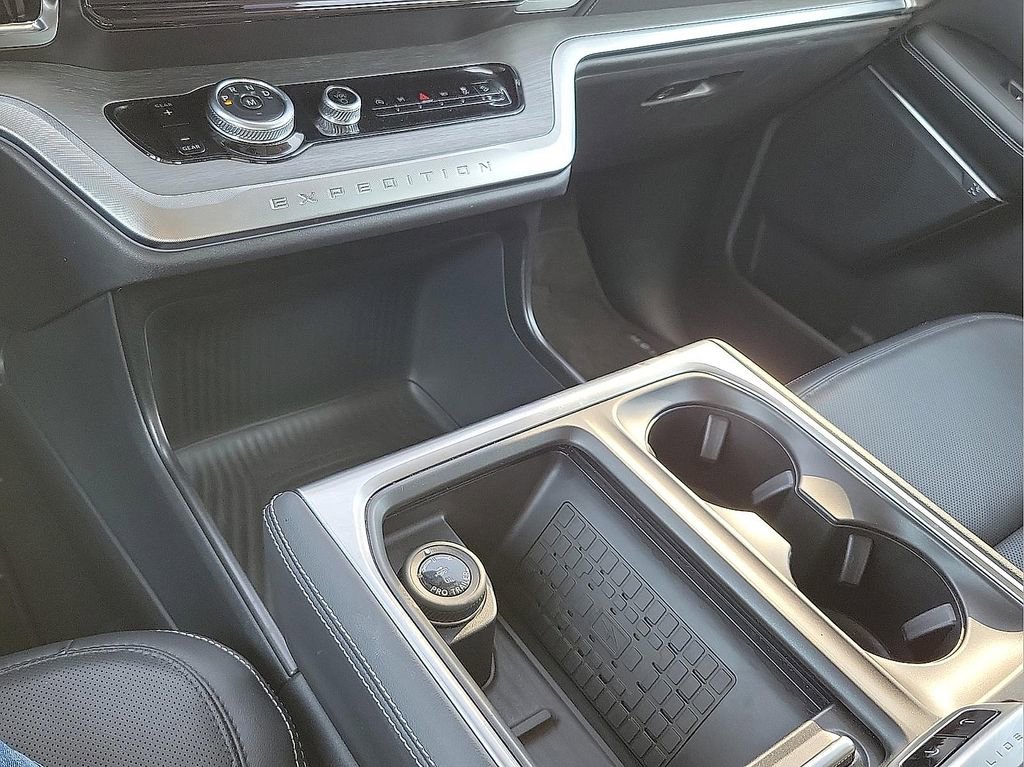 Used 2025 Ford Expedition Platinum image 18
