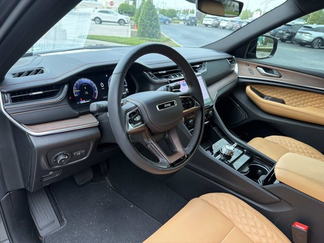 Used 2025 Jeep Grand Cherokee Summit w/ Obsidian Package AWD/4WD image 14