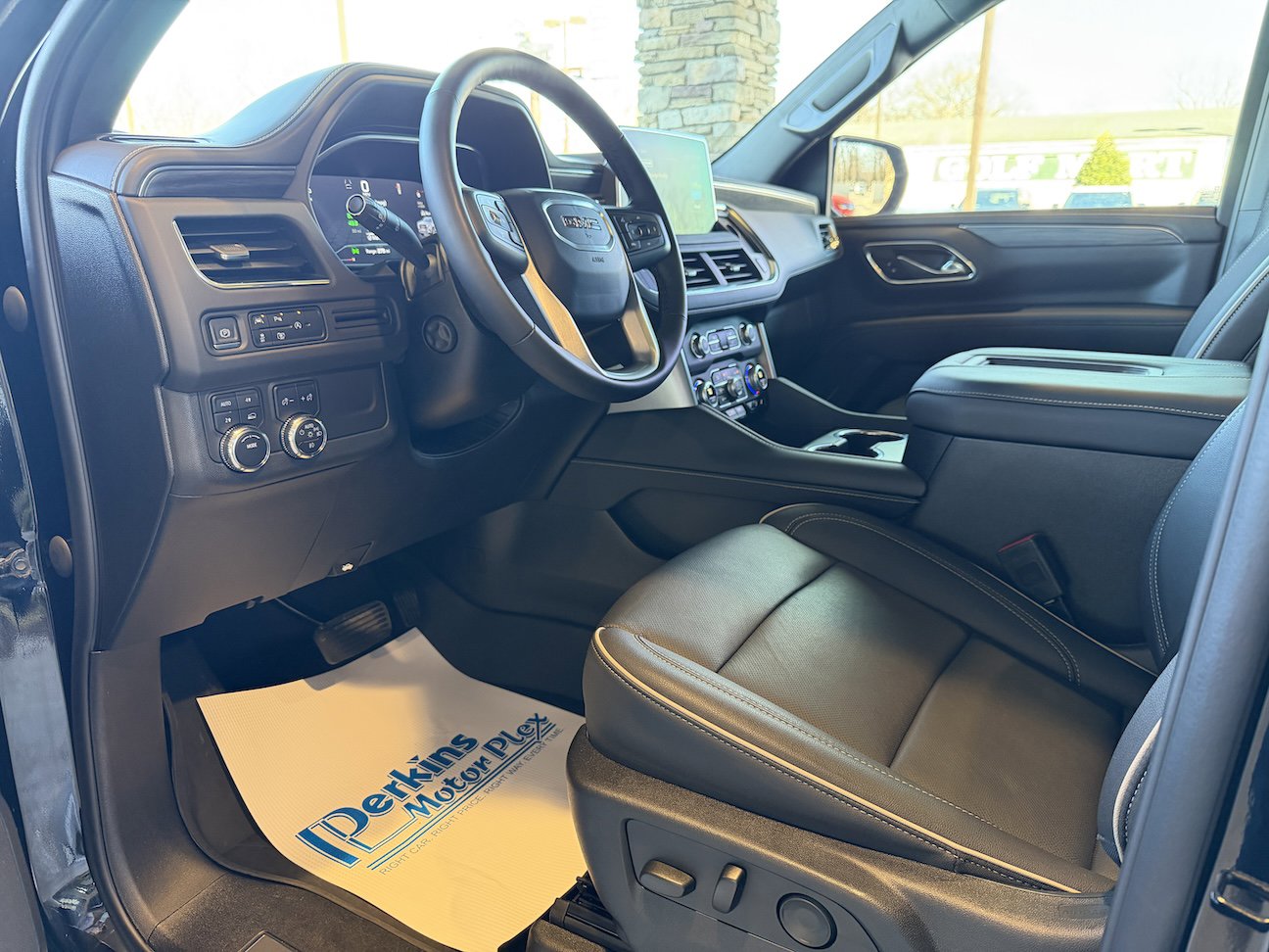 Used 2023 GMC Yukon XL SLT w/ SLT Luxury Package image 17