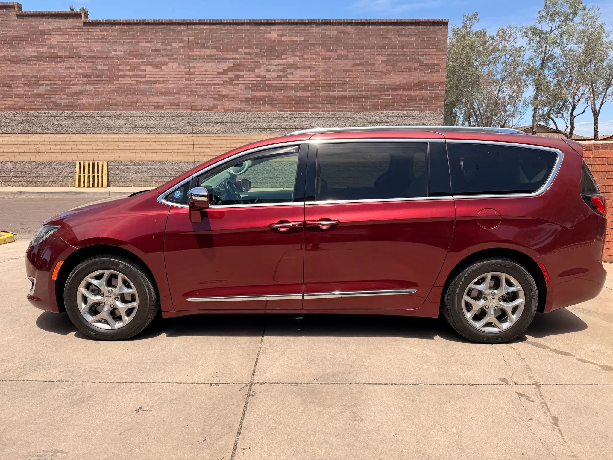 Used 2018 Chrysler Pacifica Limited FWD image 1