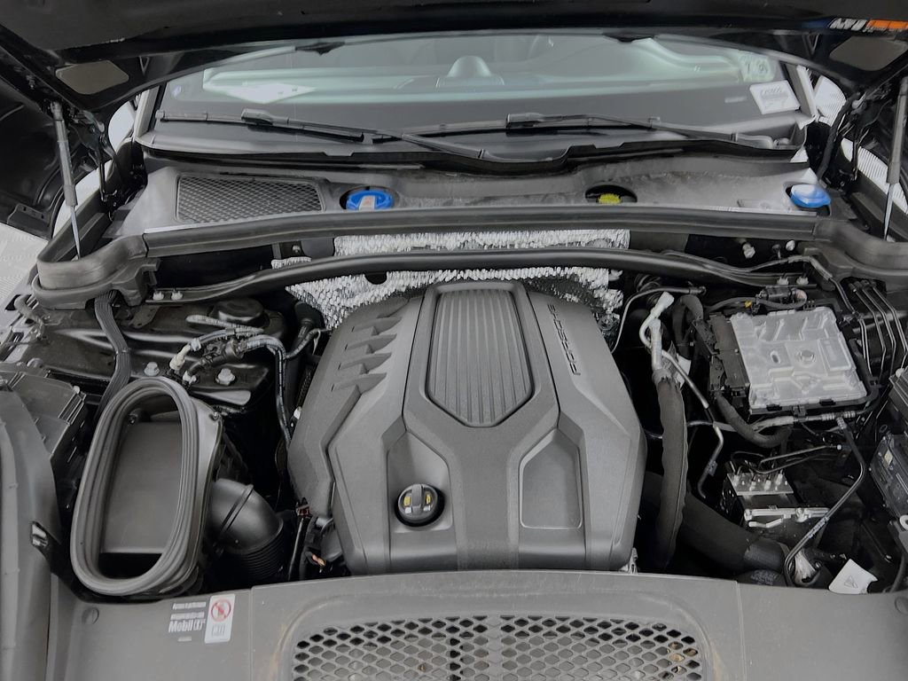 Certified 2025 Porsche Macan AWD/4WD image 32
