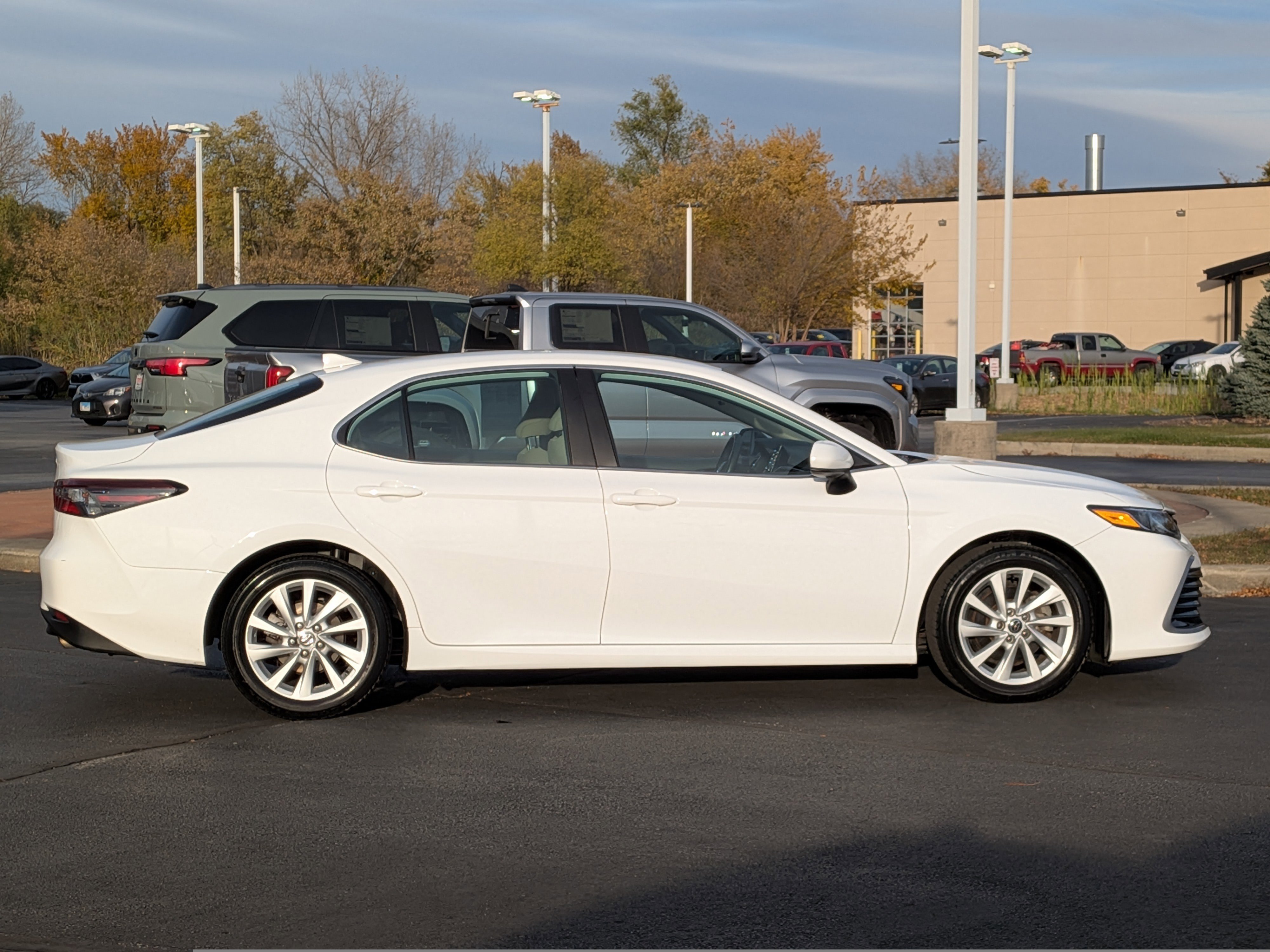 Used 2022 Toyota Camry LE image 9