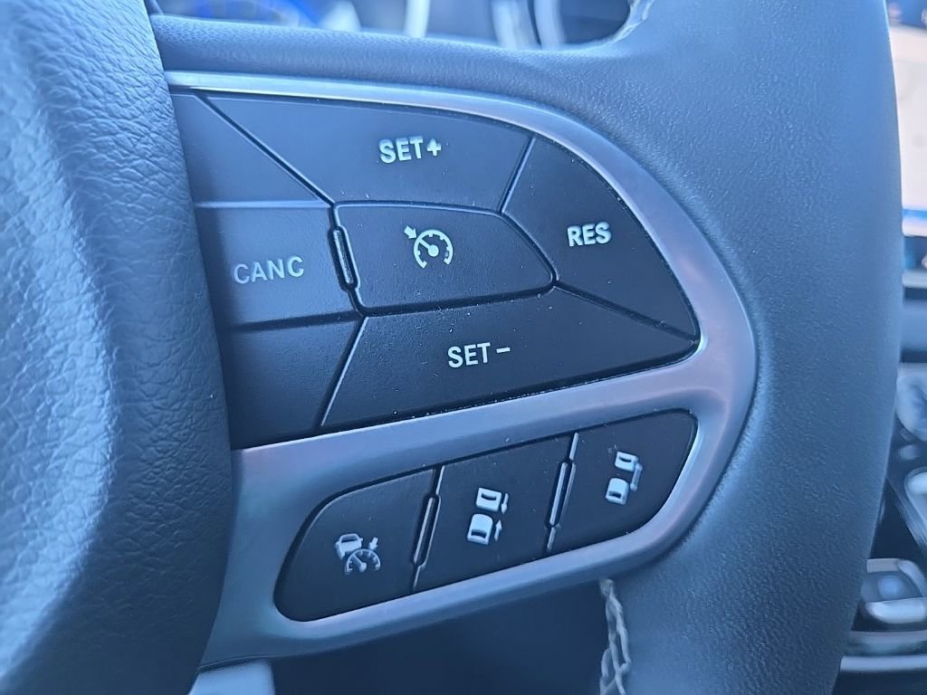 Used 2025 Chrysler Pacifica Select image 39