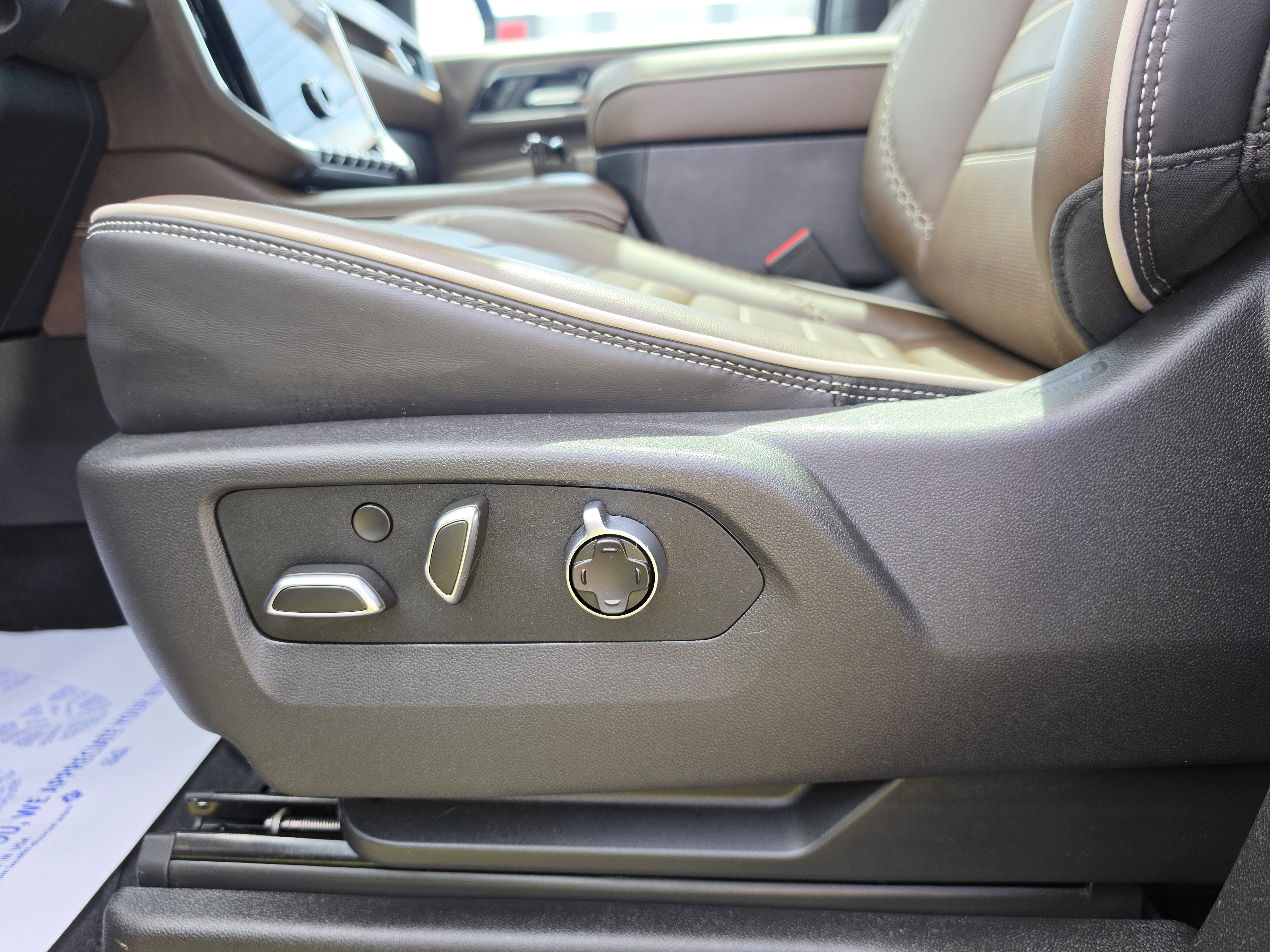 Used 2025 GMC Yukon Denali Ultimate AWD/4WD image 14