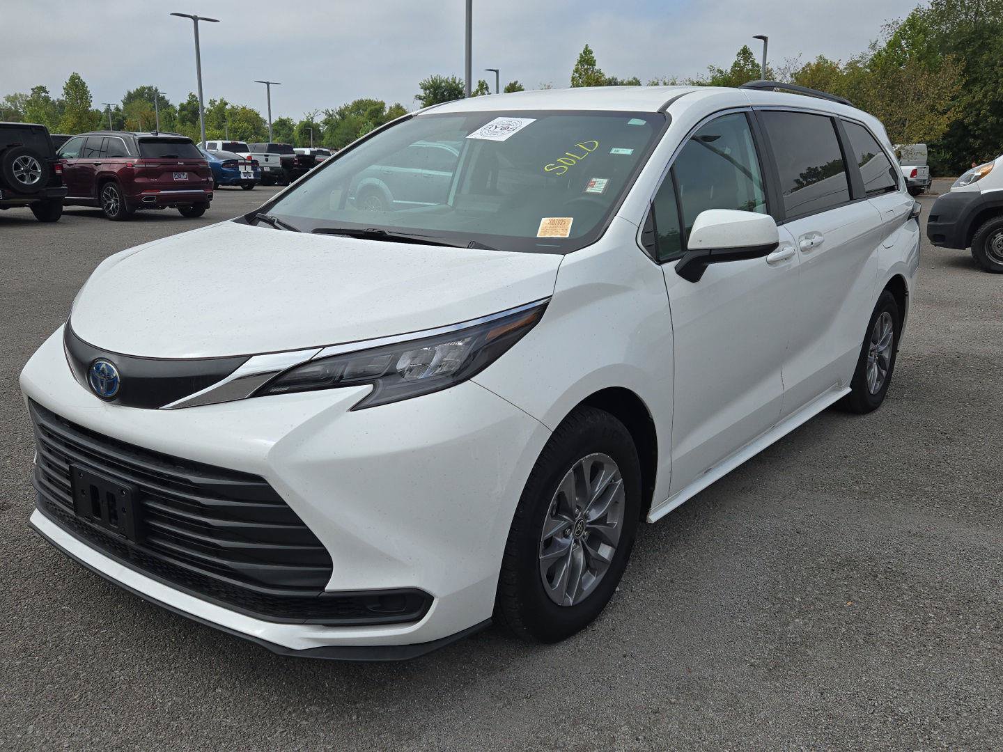 Used 2024 Toyota Sienna LE AWD/4WD image 3