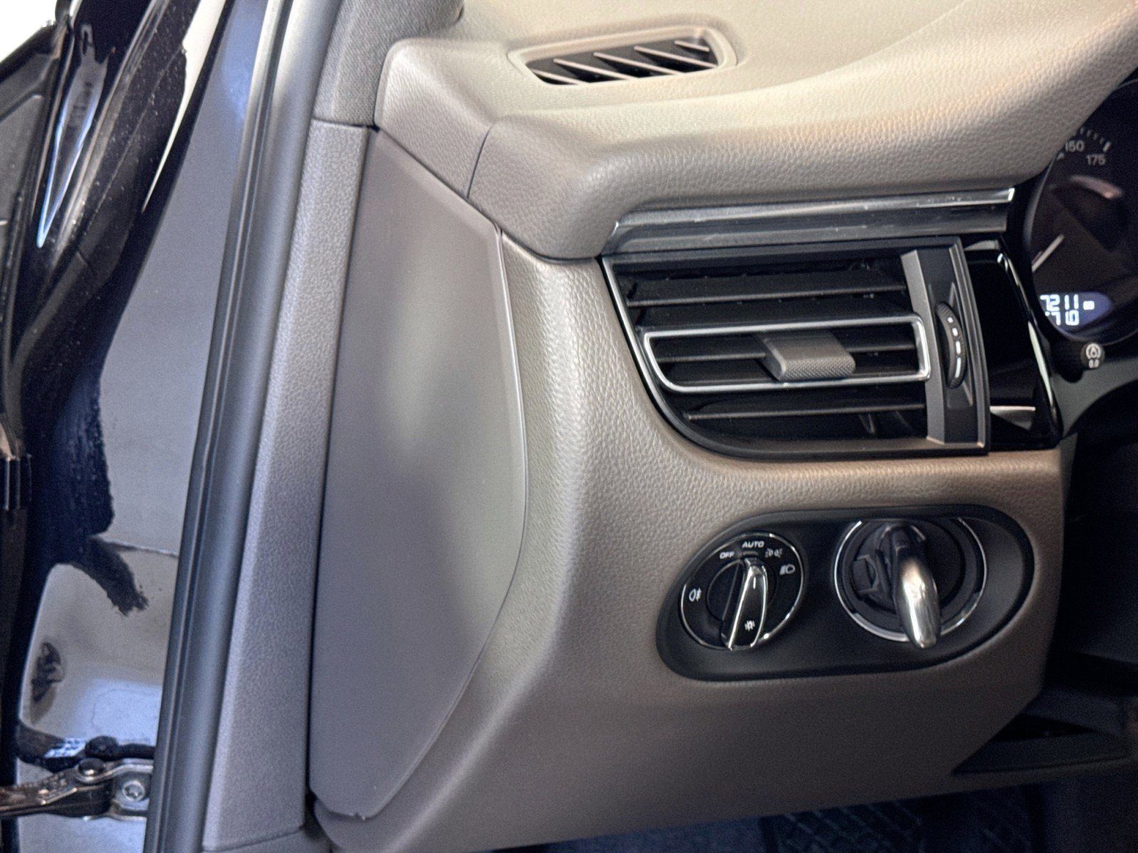 Used 2025 Porsche Macan AWD/4WD image 12