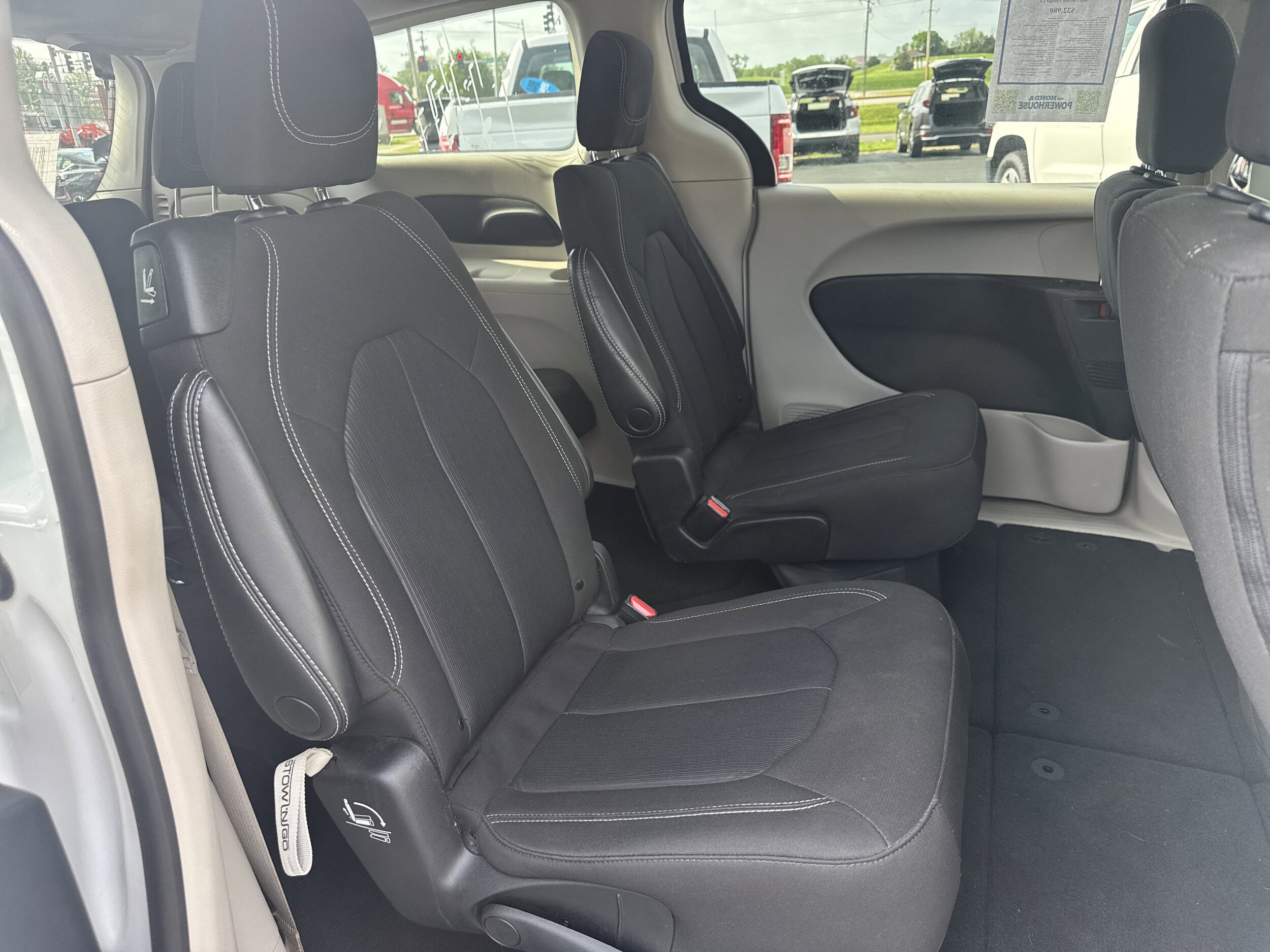 Used 2023 Chrysler Voyager LX image 12