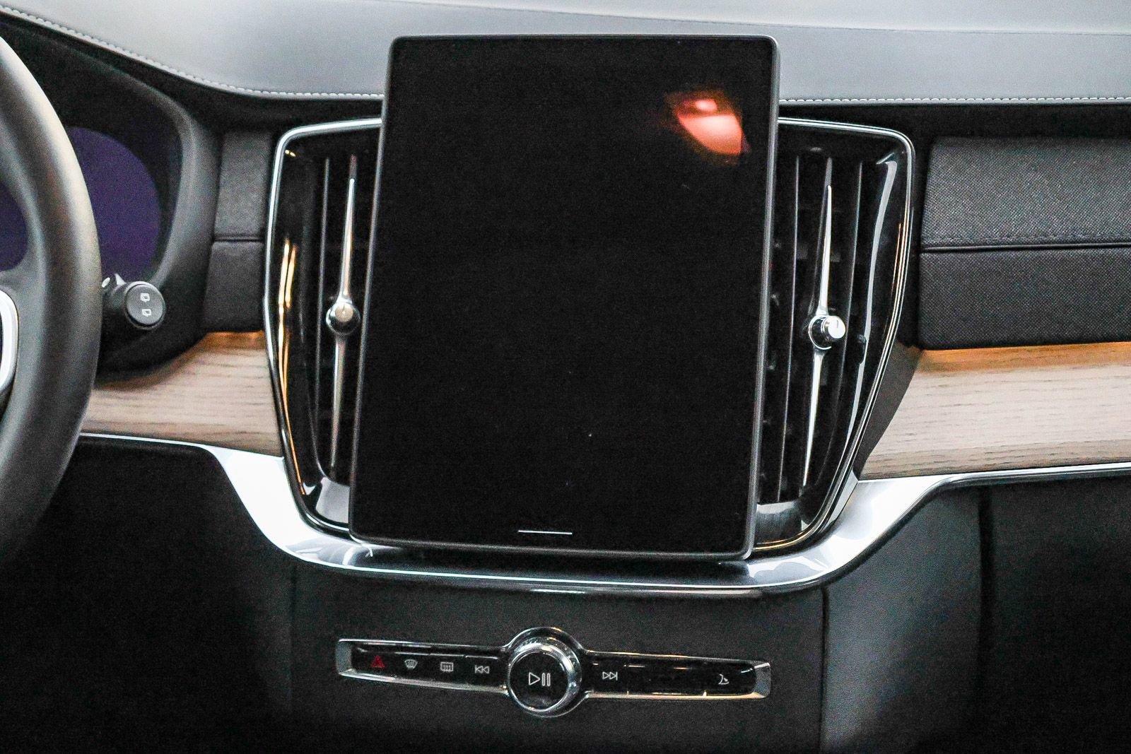 Used 2025 Volvo XC90 B6 Plus w/ Protection Package Premier image 25