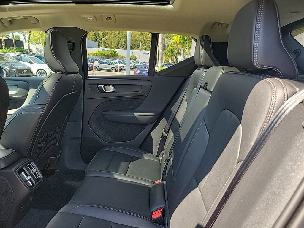 Used 2025 Volvo XC40 B5 Plus image 8