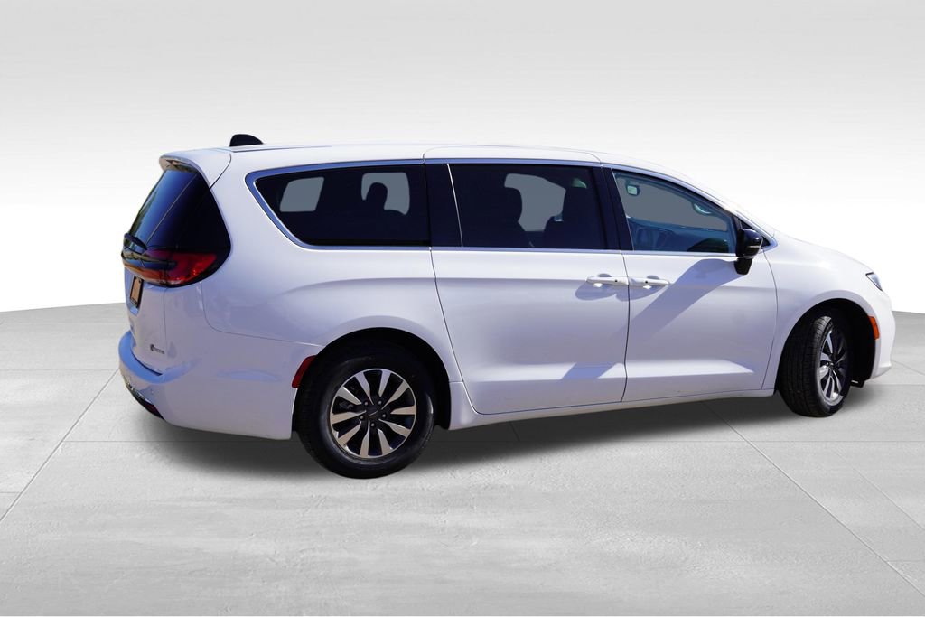 Certified 2024 Chrysler Pacifica Limited FWD image 4
