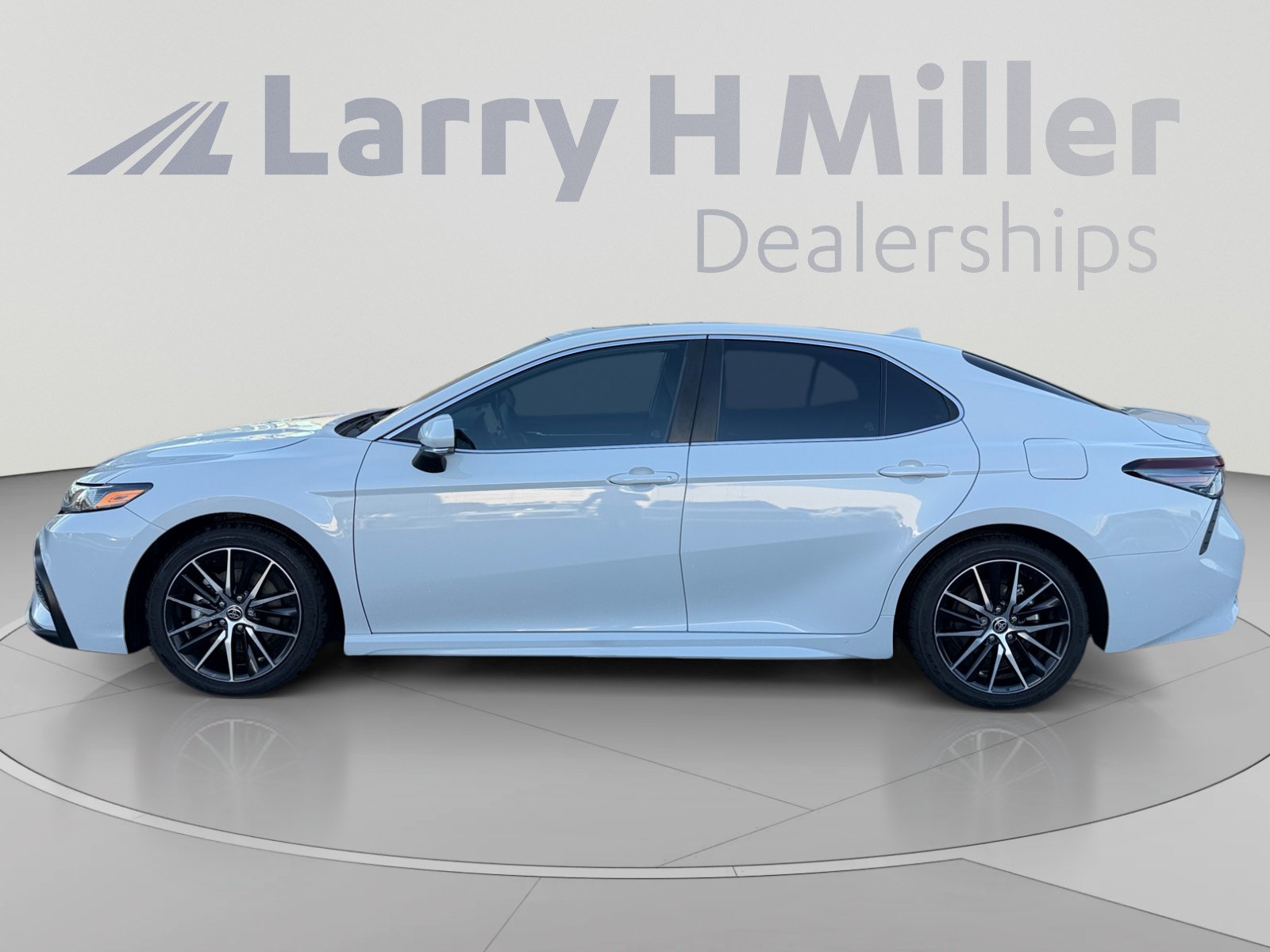 Used 2023 Toyota Camry SE w/ Audio Upgrade Package FWD image 2