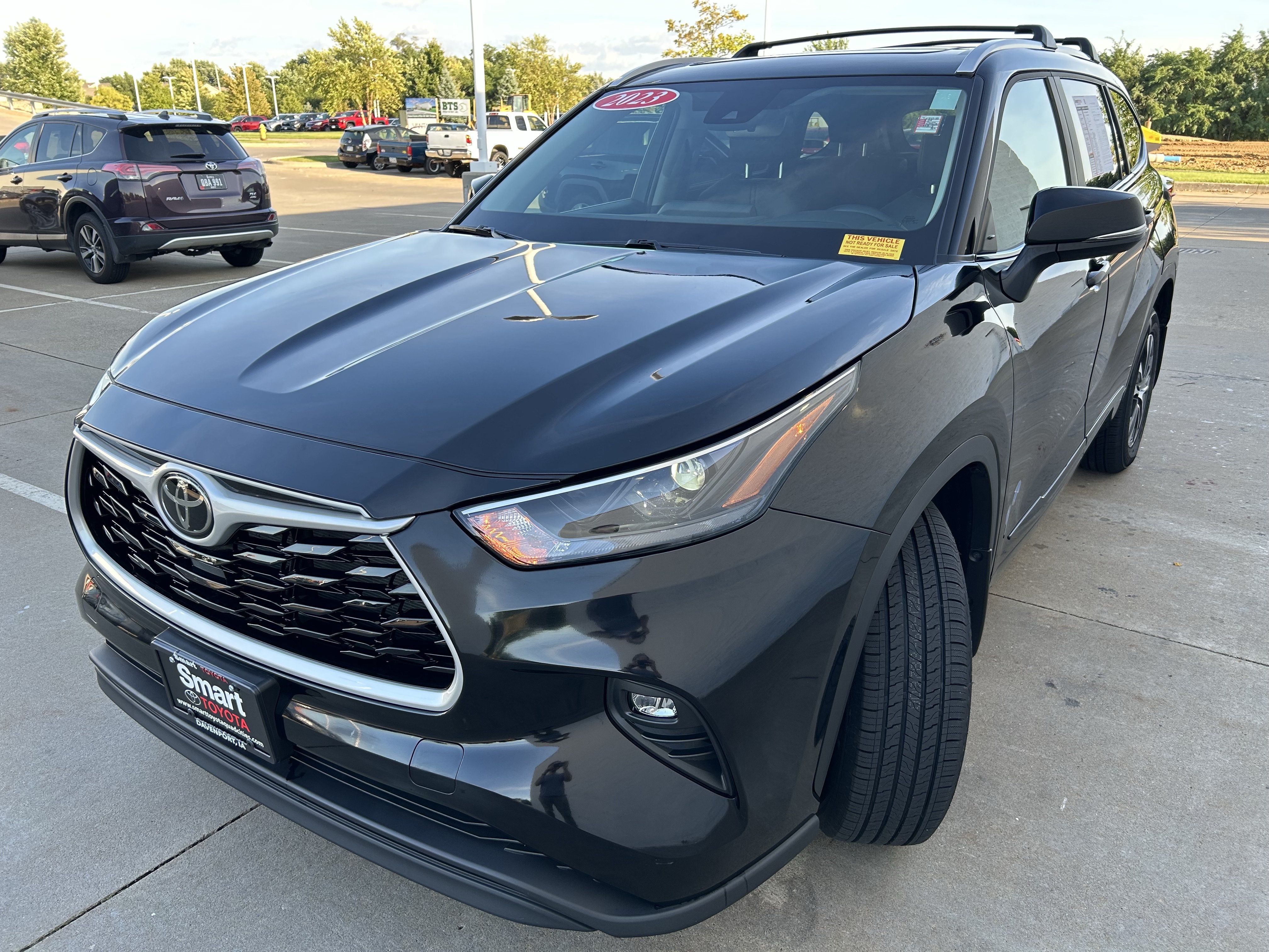 Used 2023 Toyota Highlander XLE AWD/4WD image 3