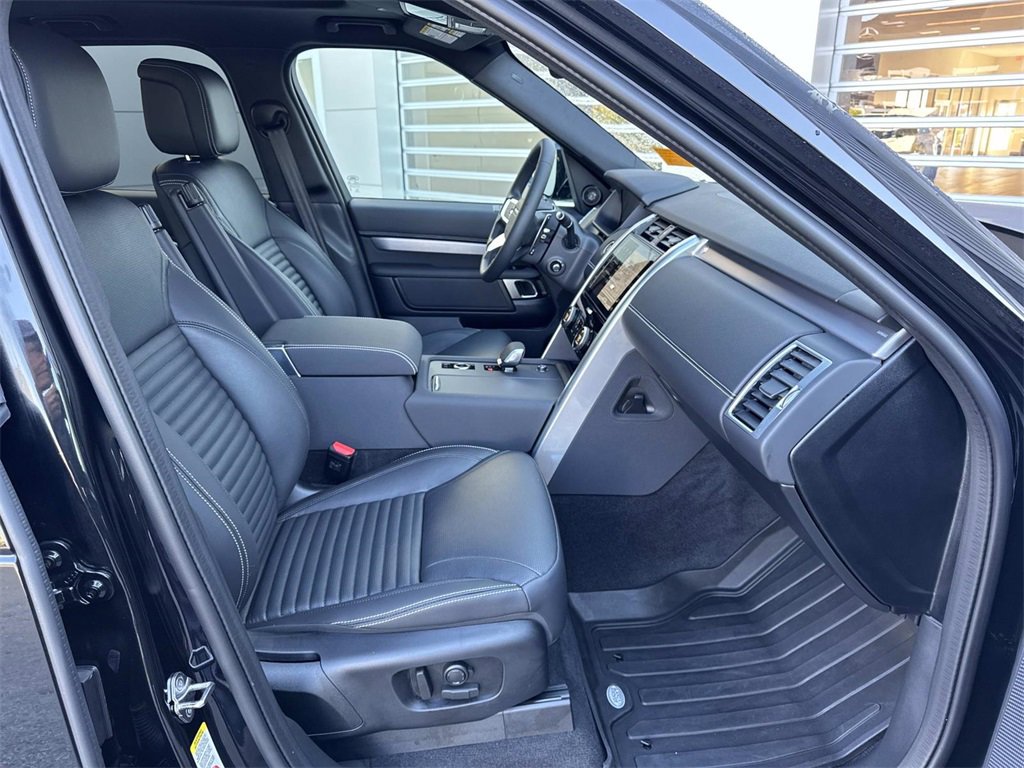 Used 2025 Land Rover Discovery Dynamic SE image 9